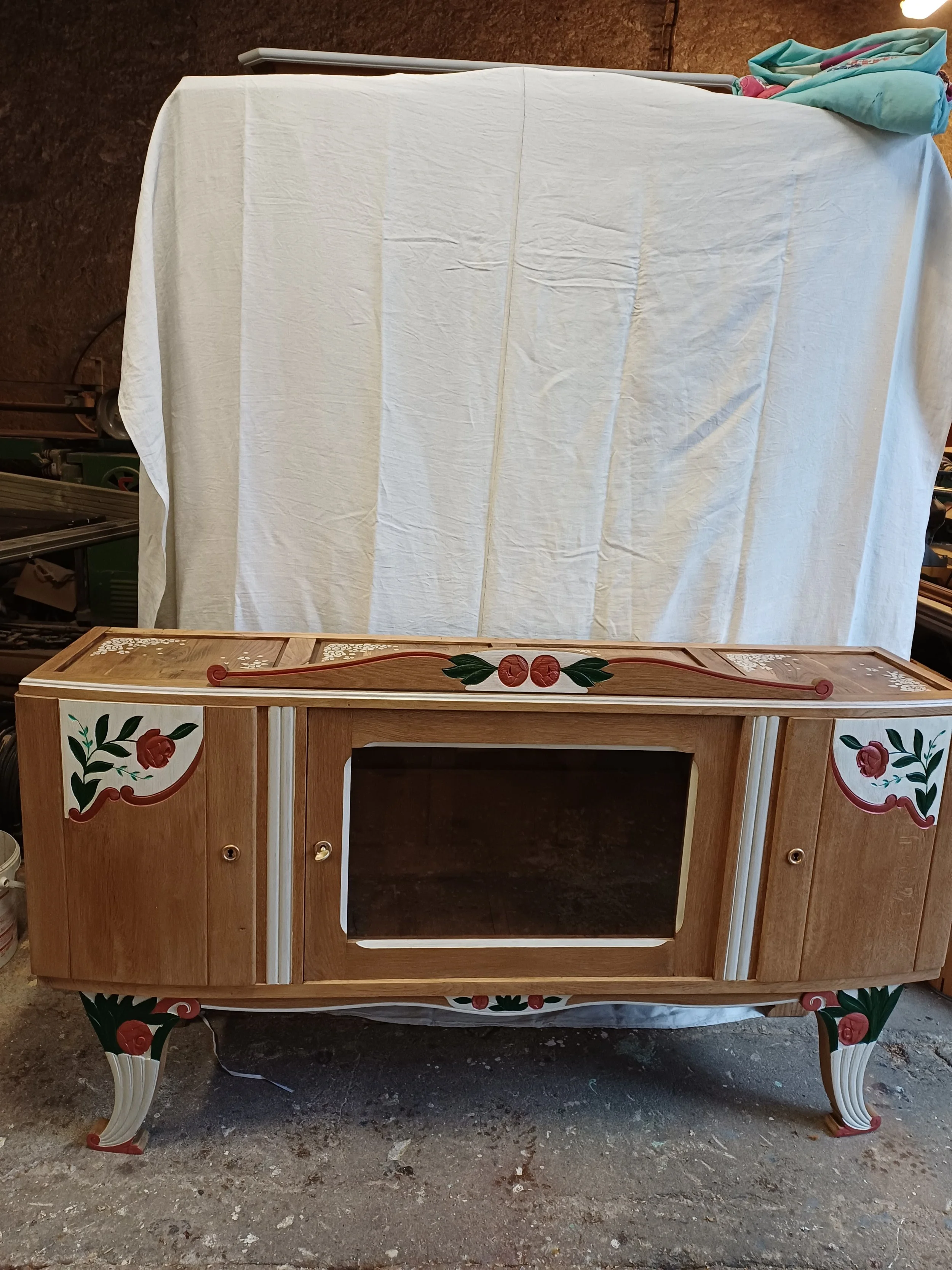 Meuble en chêne massif décoré à la main – Style artisanal et romantique