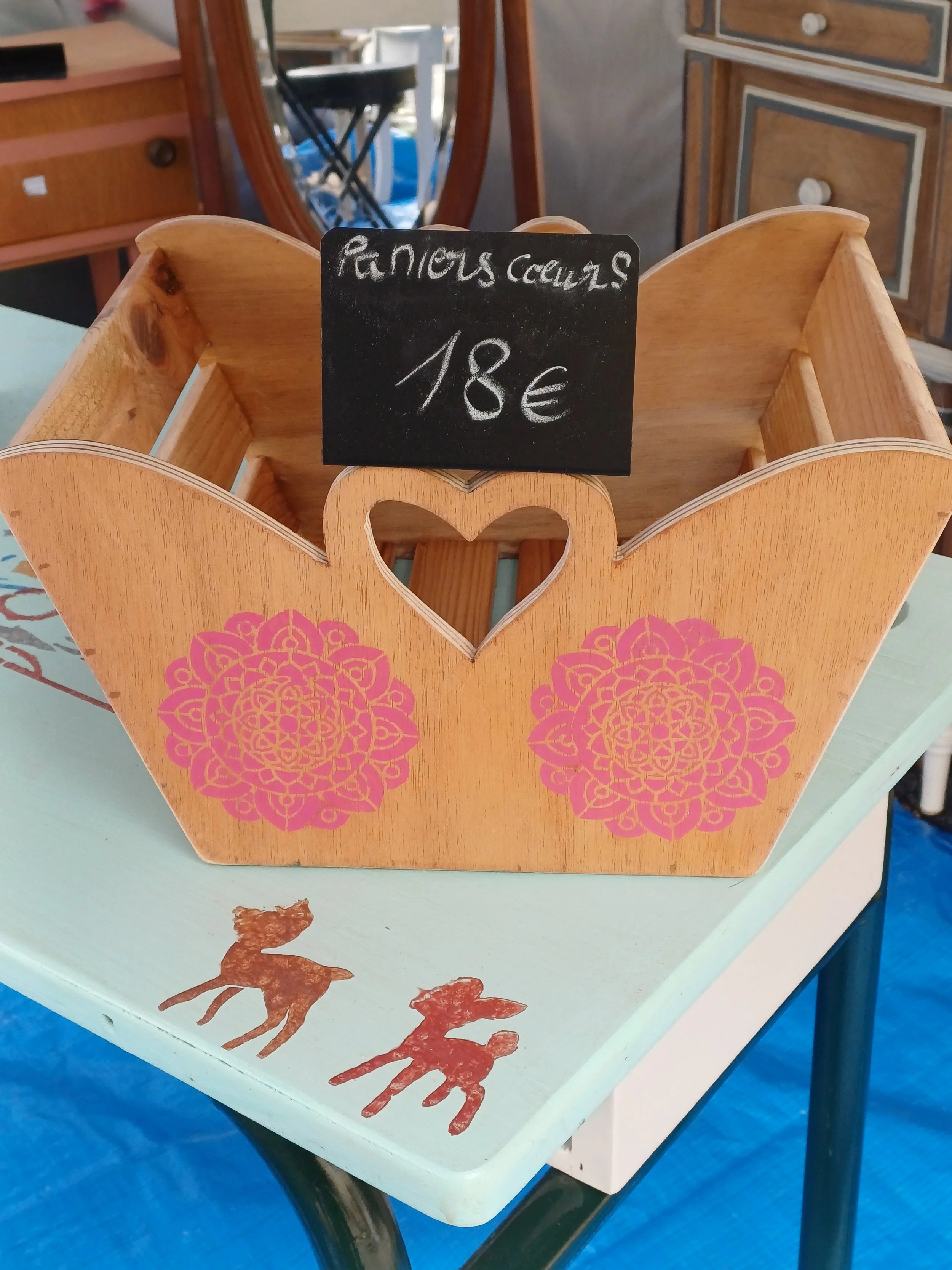 Panier artisanal décoratif en bois naturel, au style champêtre et romantique. 18€