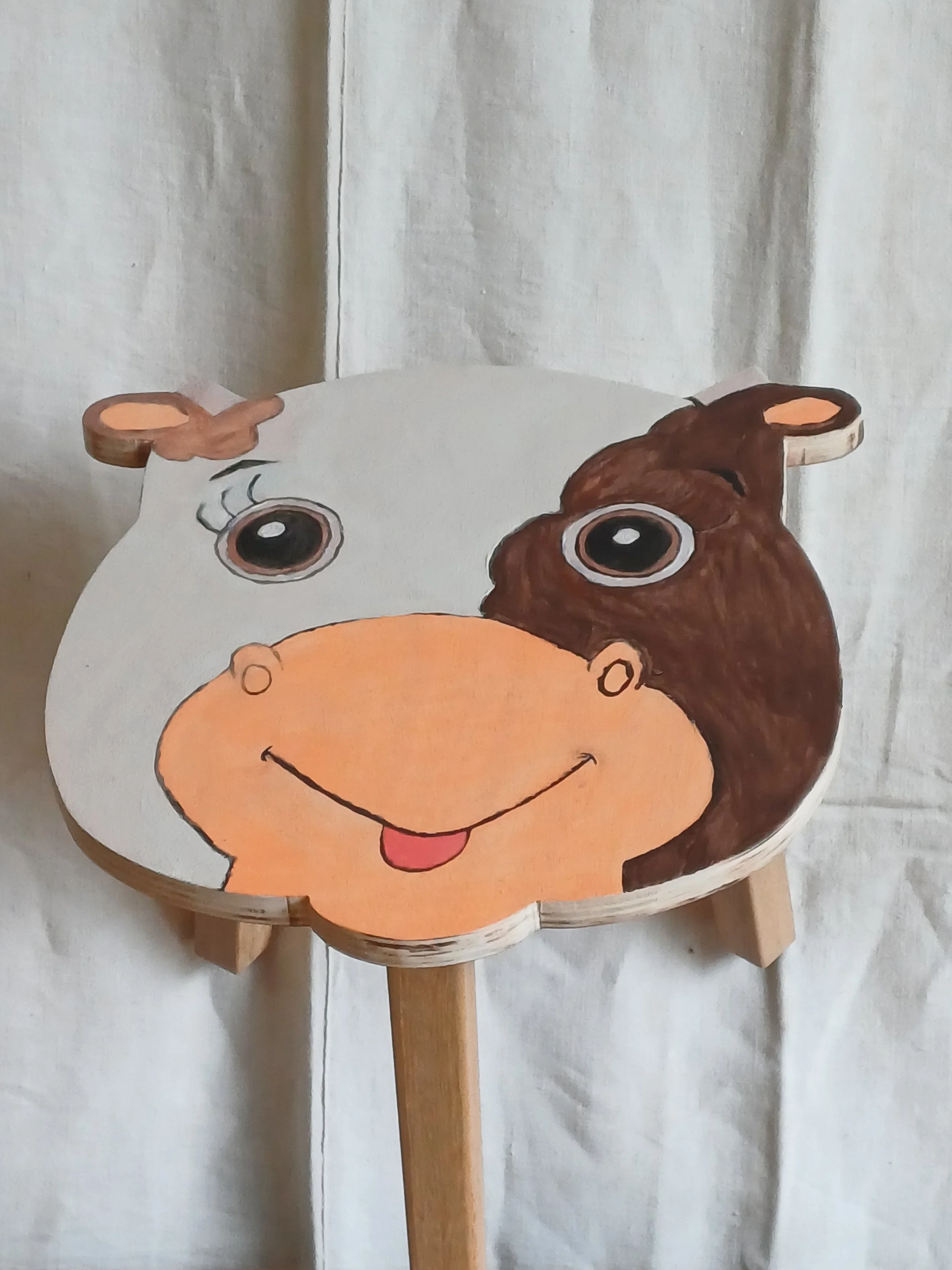 tabouret enfant en bois, forme vache, artisanat, peinture main.