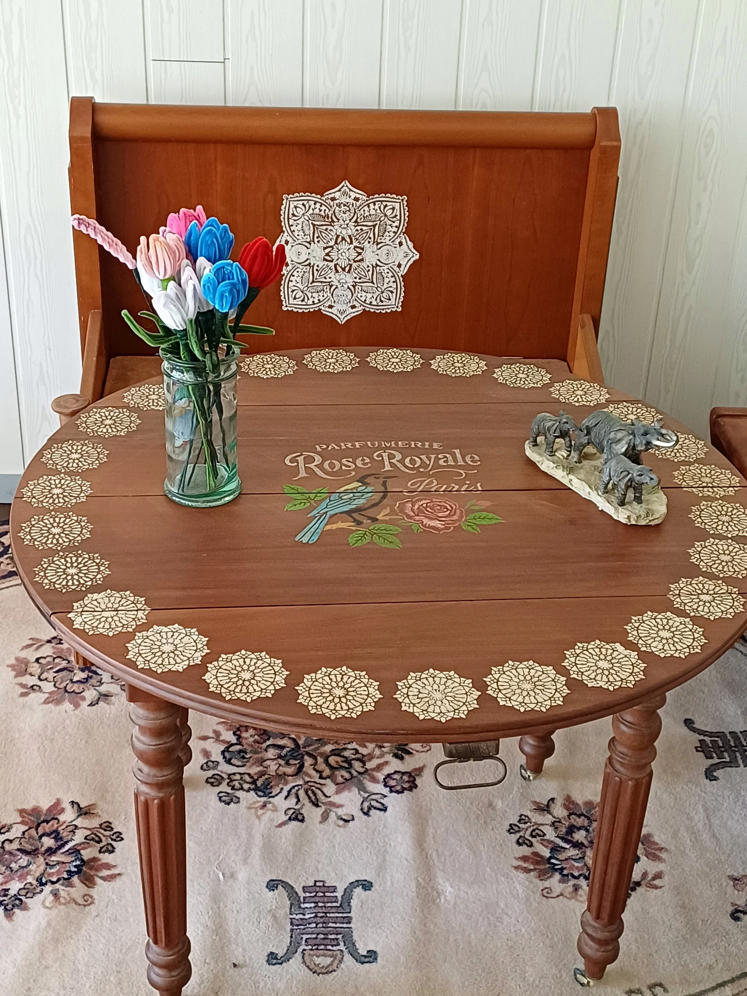 Superbe table ronde en noyer massif, au charme authentique et raffiné.