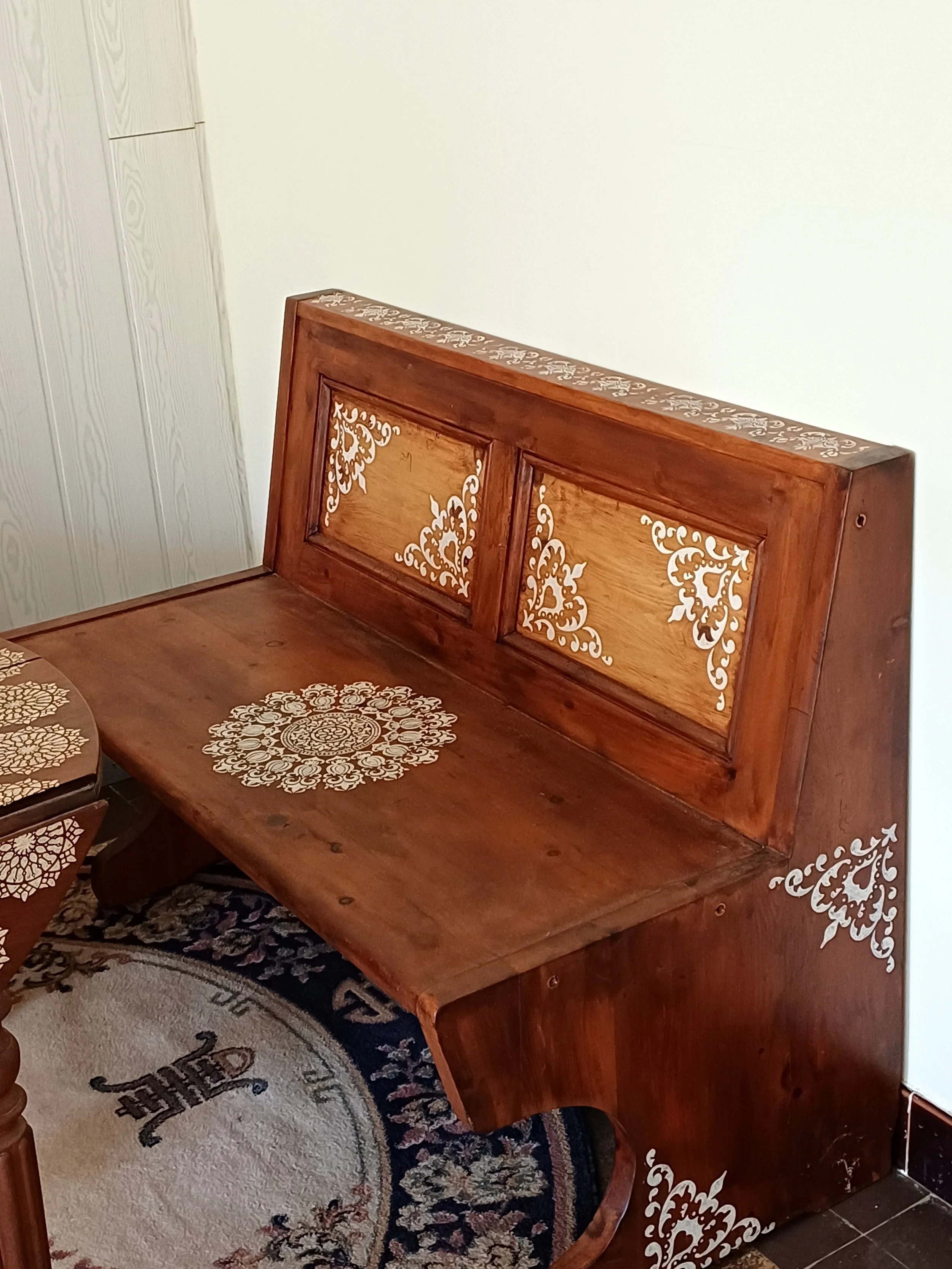 Banc en pin massif relooké – style campagne chic bohème – pièce unique