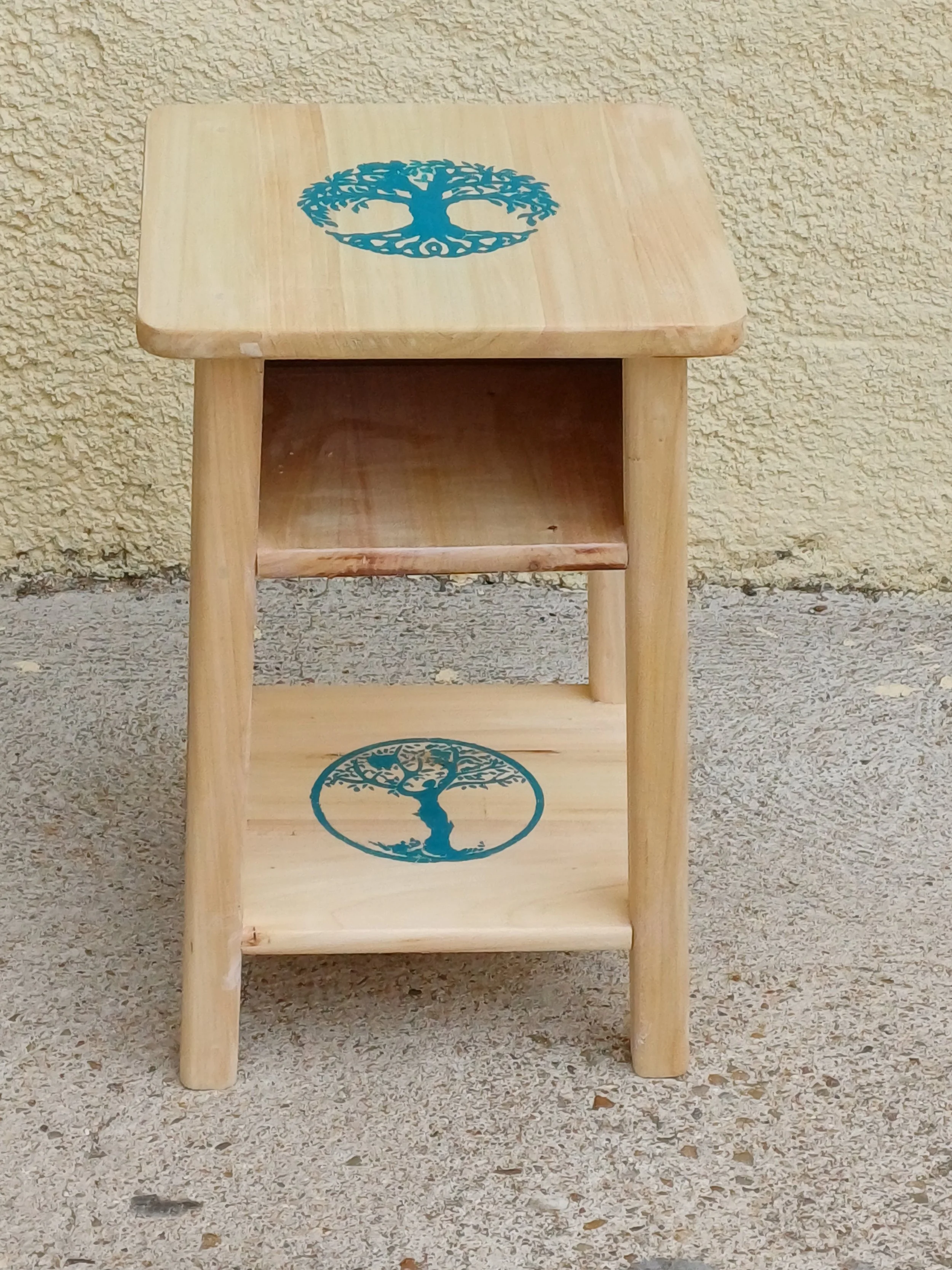 Tabouret multifonctions en bois naturel décoré – Motif “Arbre de Vie”