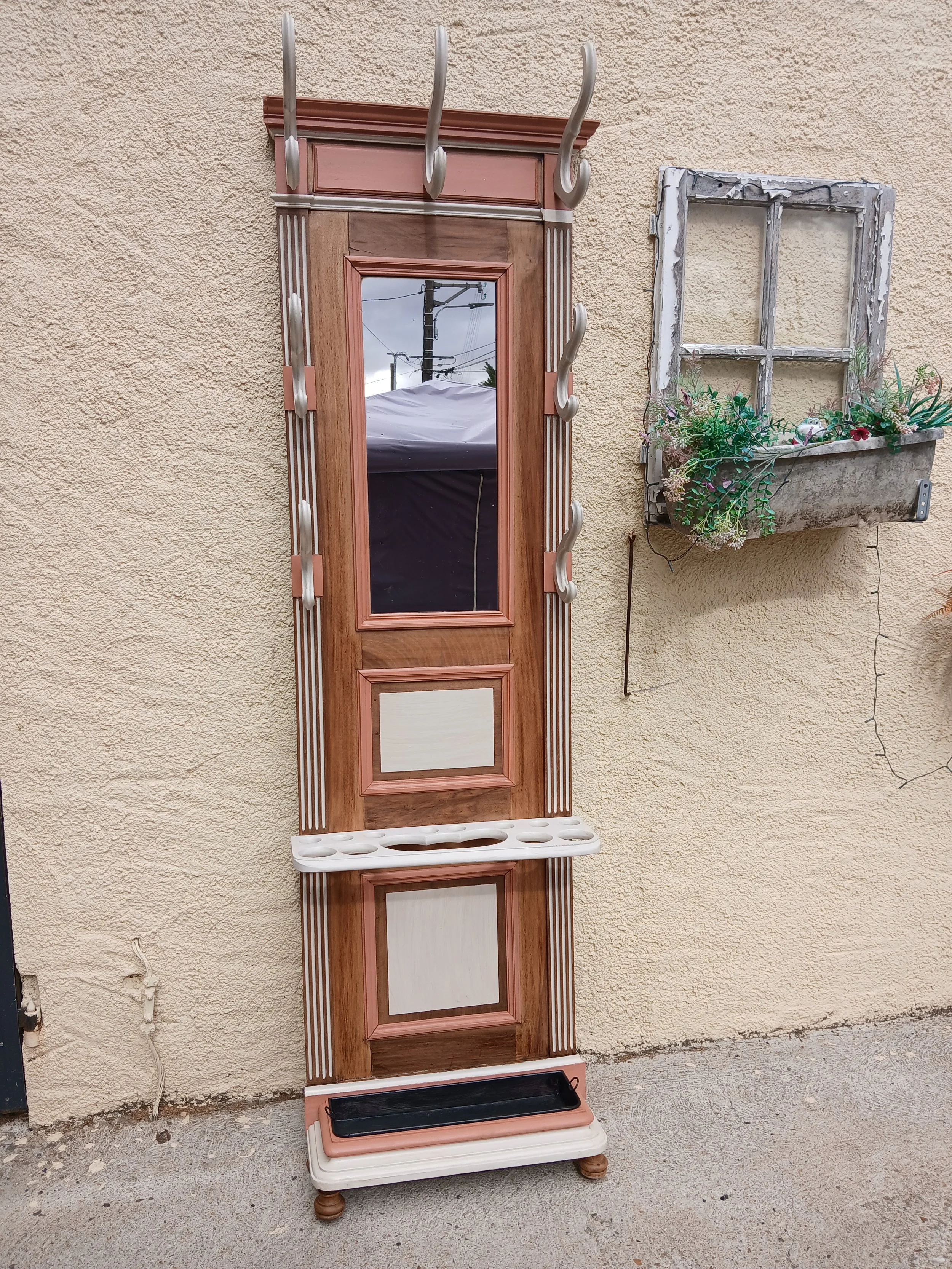 Vestiaire ancien en noyer et bois exotique – porte-manteaux, miroir et porte-parapluies