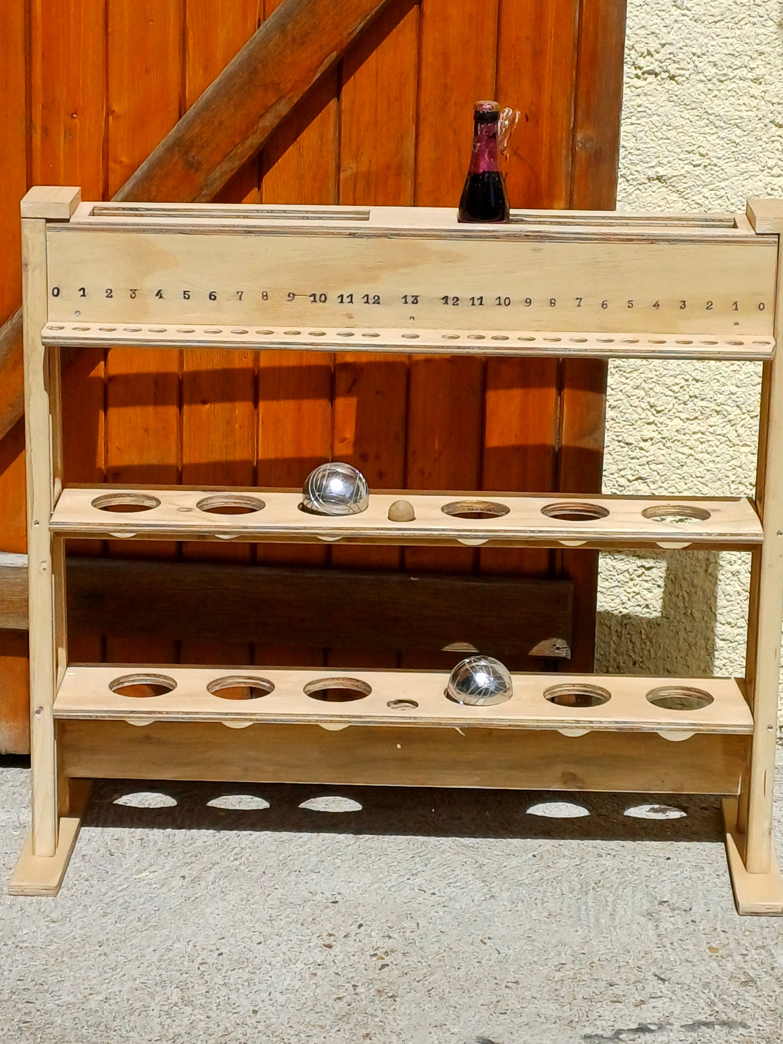 rangement / présentoir artisanal pour pétanque en bois, multifonctions