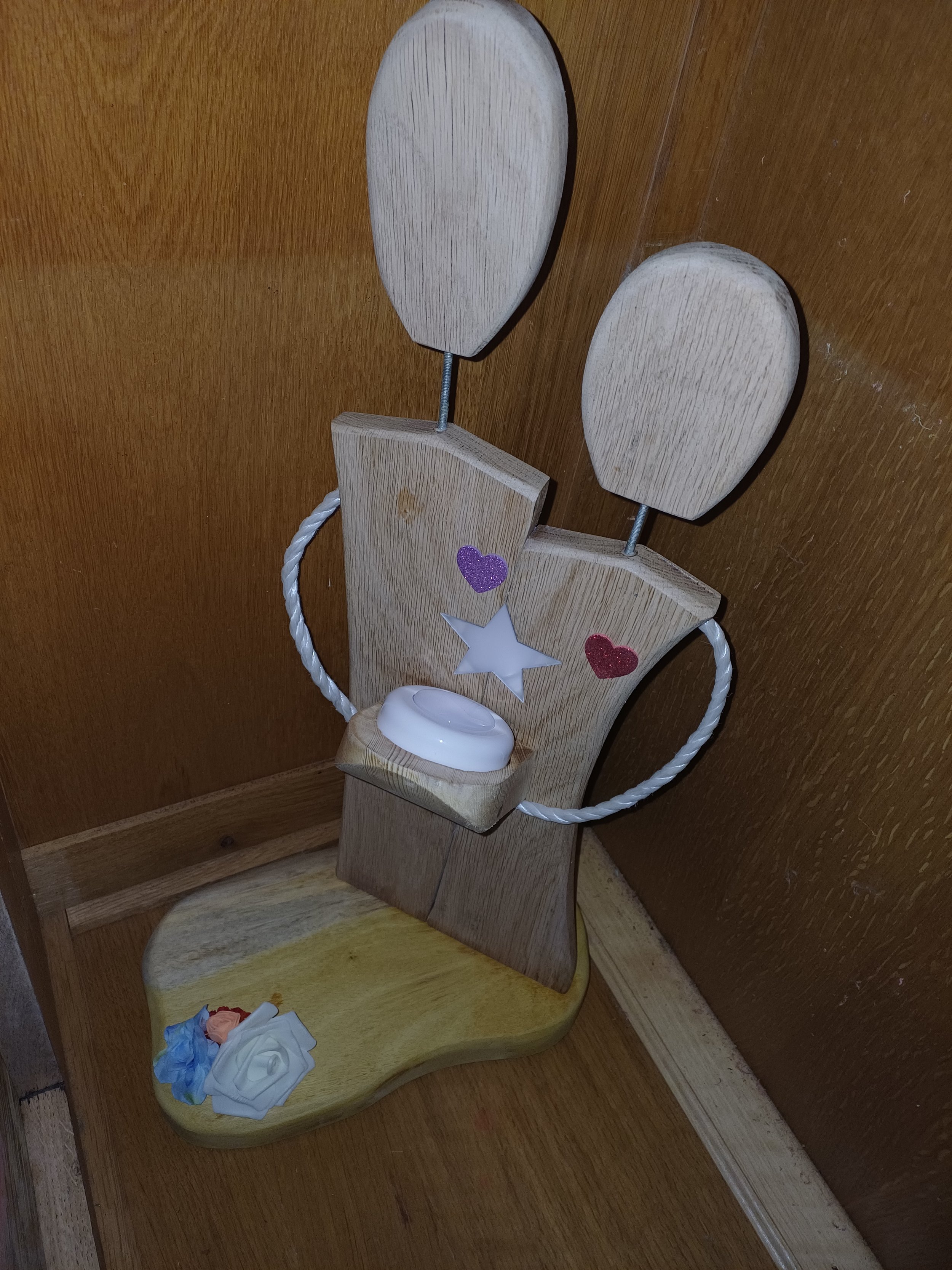 Lampe d’ambiance artisanale en bois – Couple stylisé lumineux