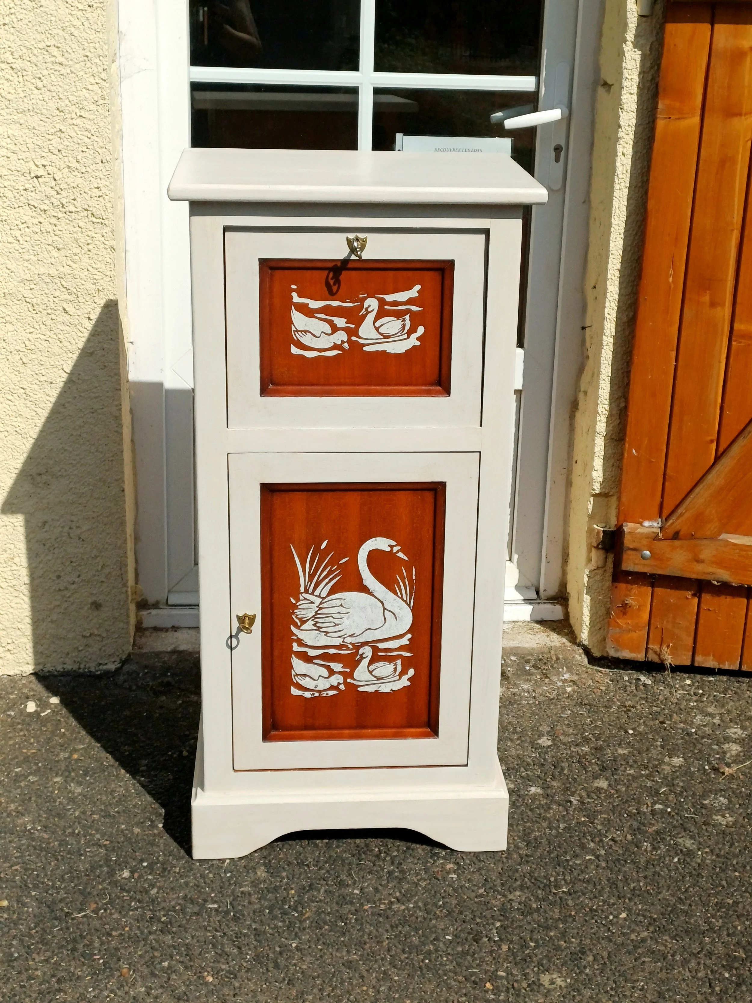 Meuble en merisier relooké – Pièce unique aux motifs de cygnes
