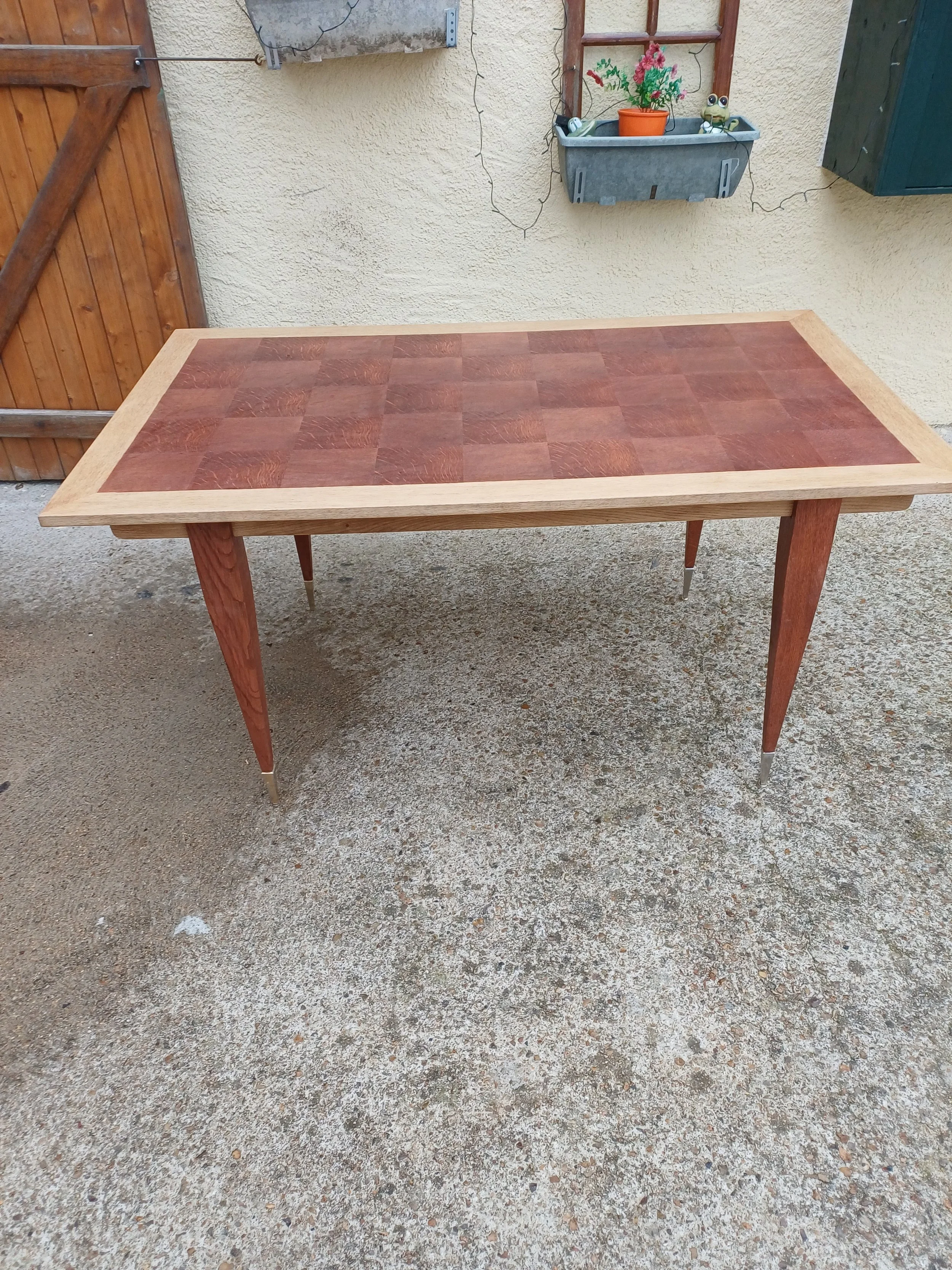 Table vintage relookée – plateau damier en bois et style scandinave