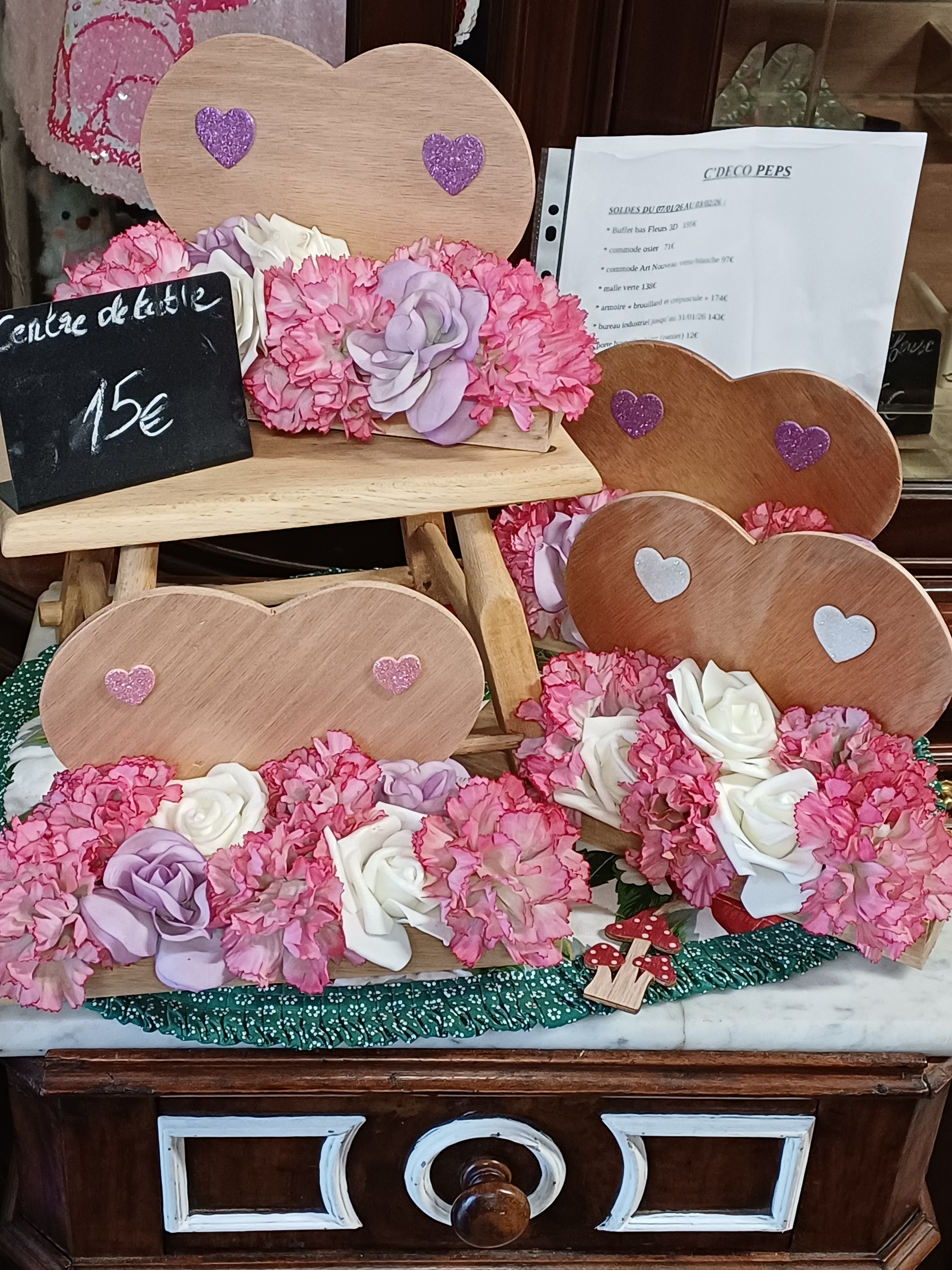 Centre de table artisanal en bois – Décor cœur et composition florale