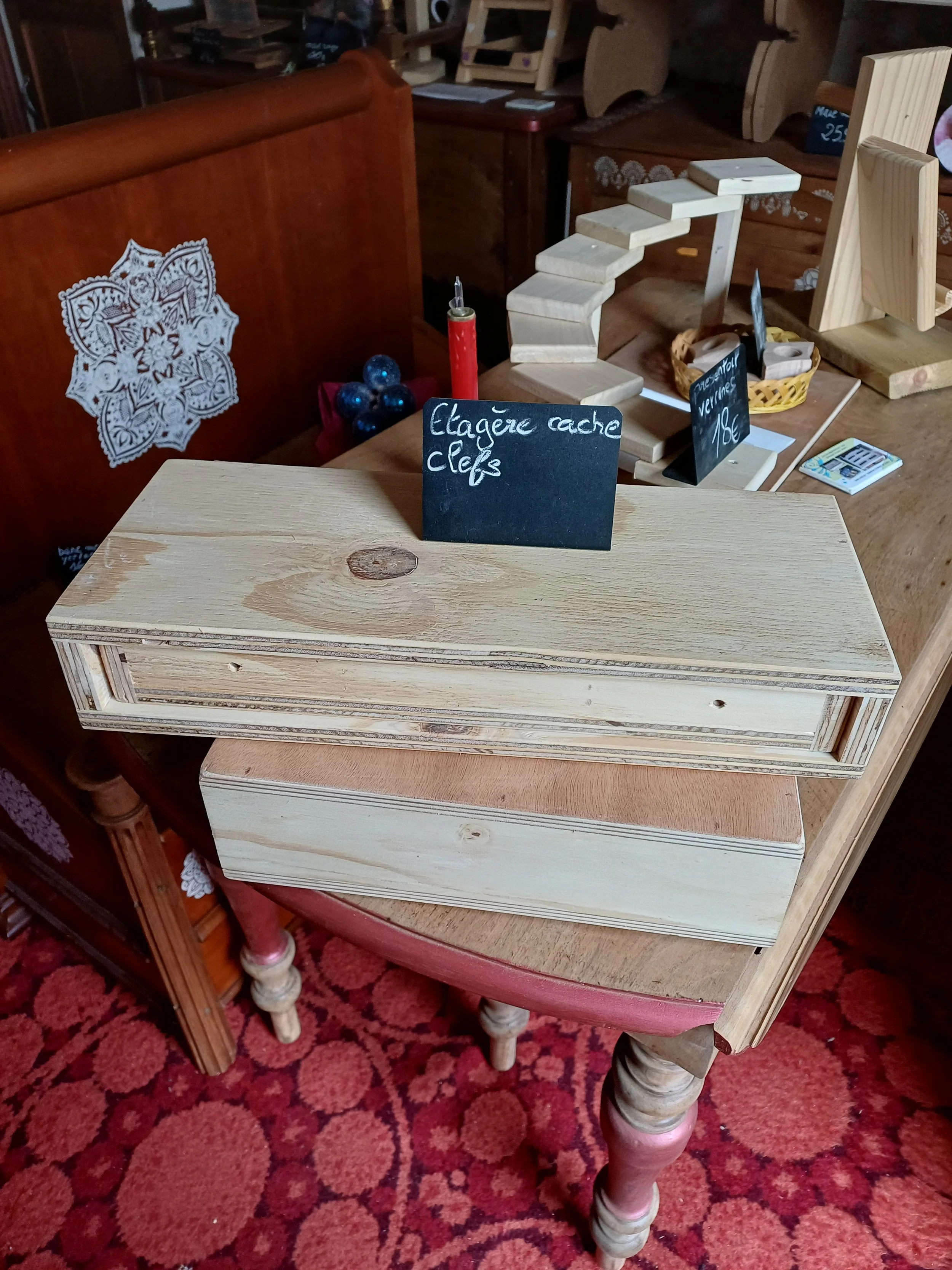 Étagère murale / meuble cache-clés artisanal en bois – tiroir coulissant