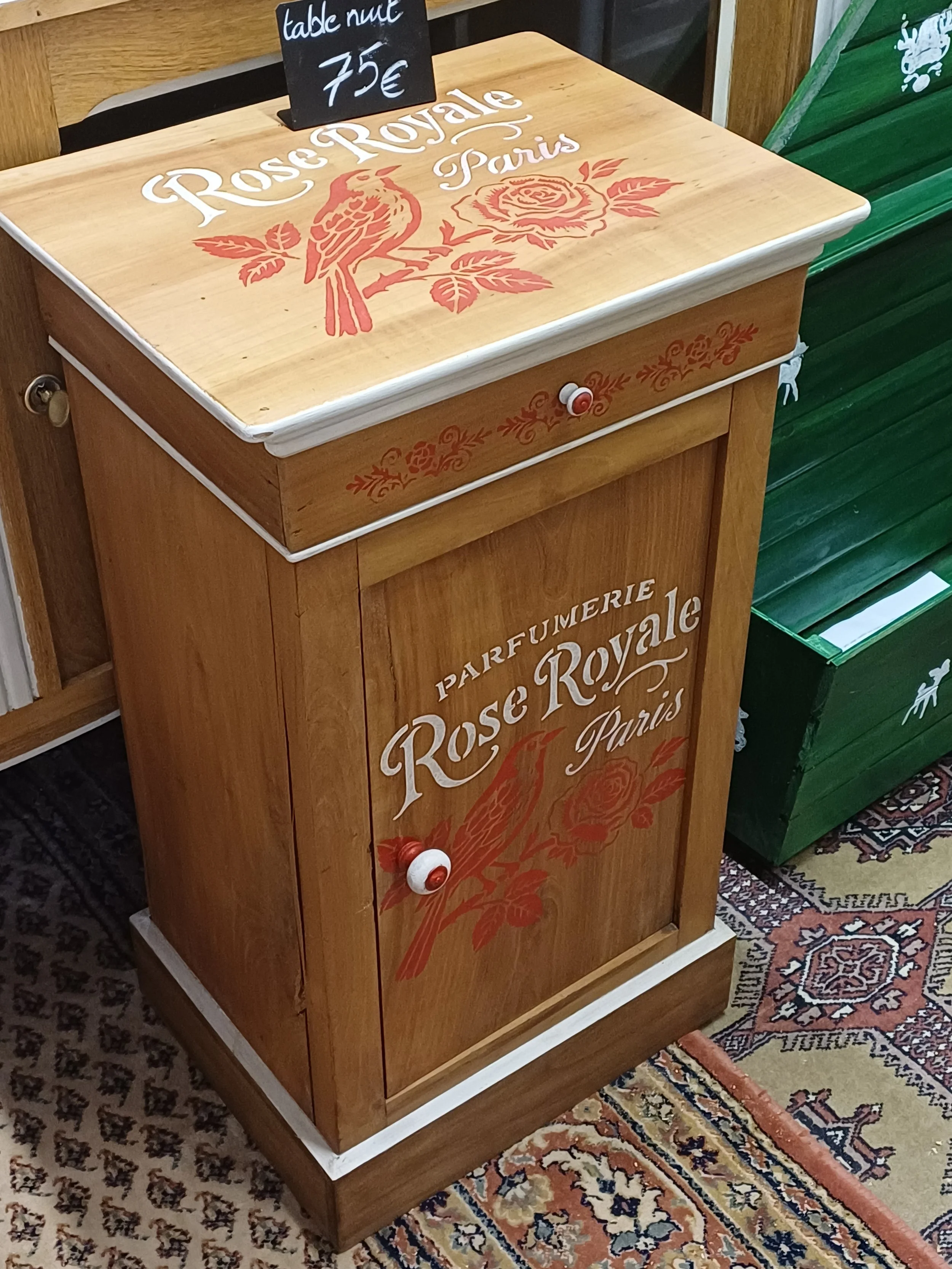 Table de nuit vintage relookée – motif “Rose Royale Paris”