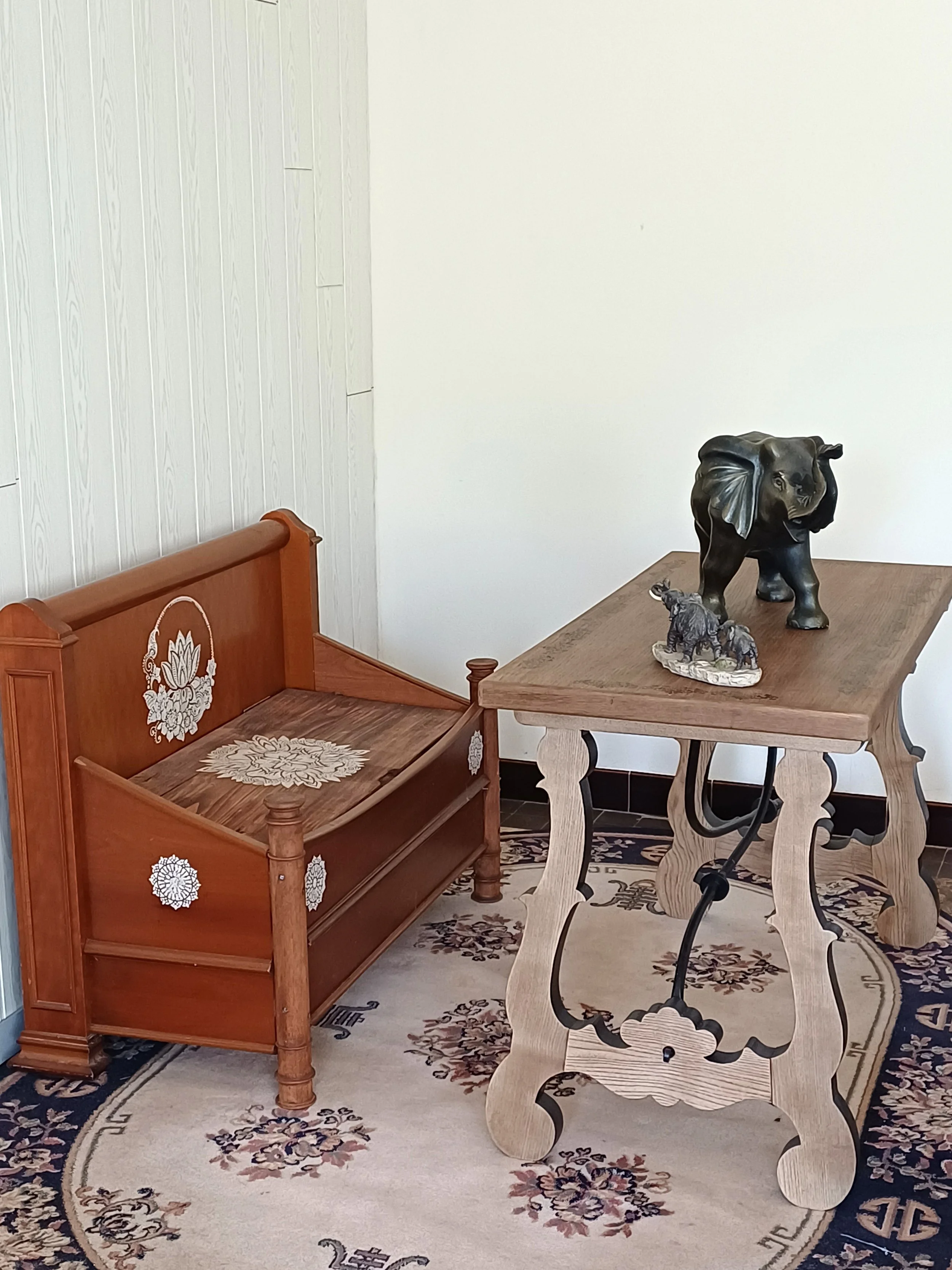 Banc coffre artisanal en bois massif