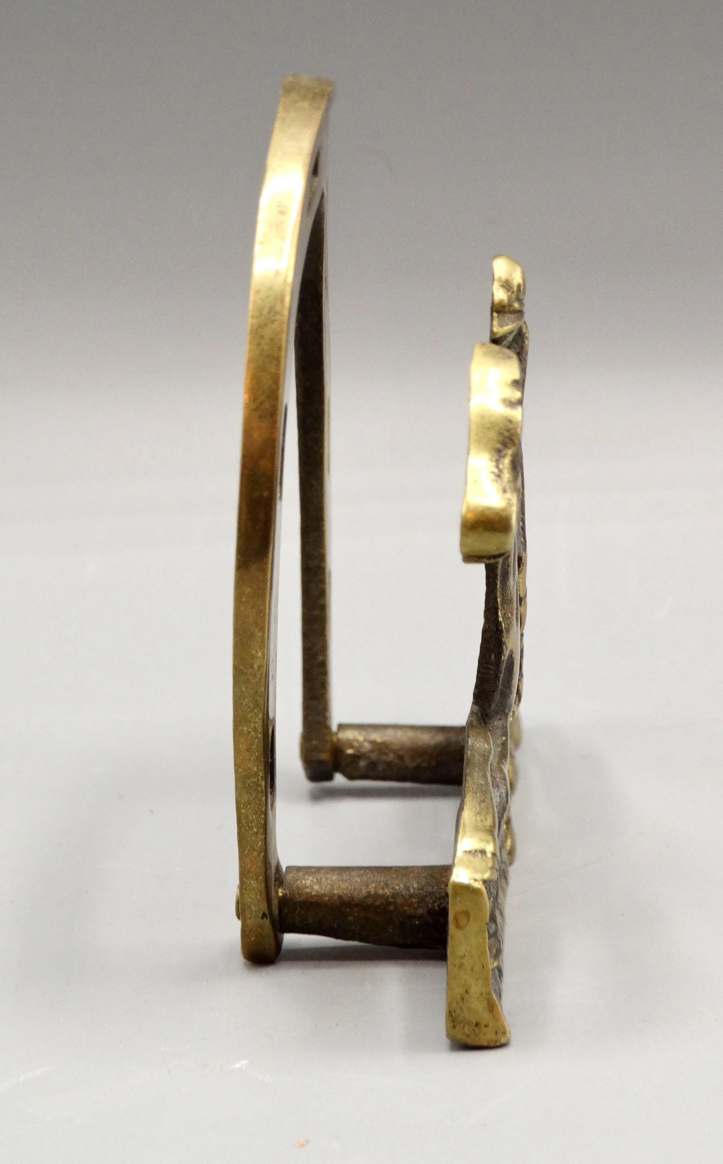 A circa 1930s English solid brass letter rack or napkin holder. It features a racing jockey with a decorative horse shoe in the back. Located in Austin, Texas.