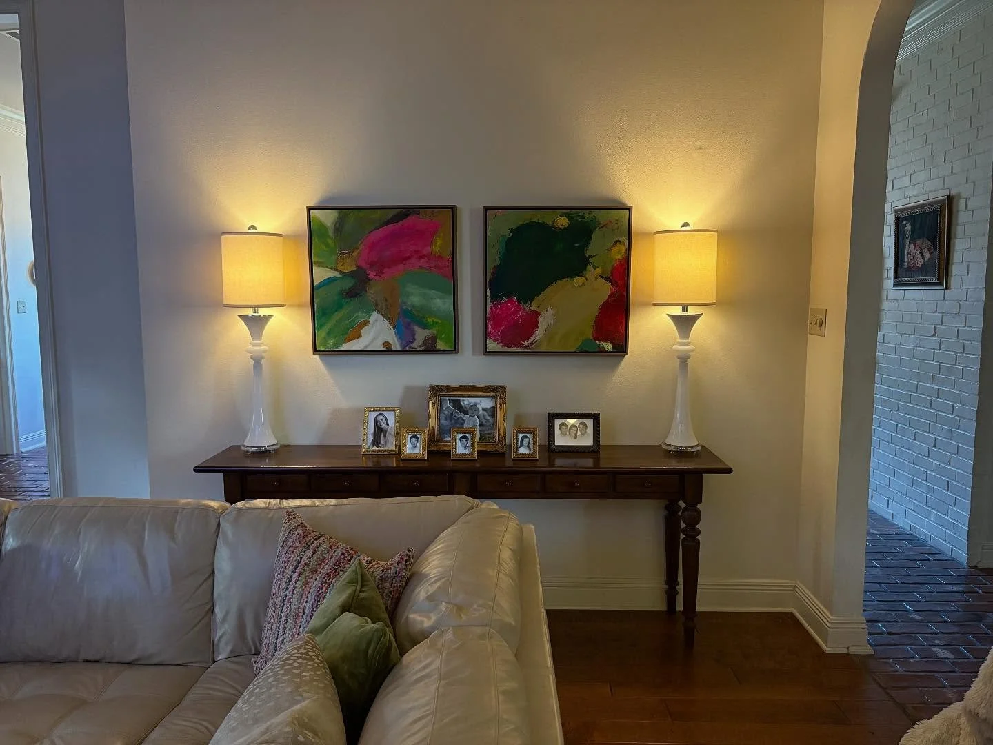 Check out Camellia and Knockout Rose from the Feliciana Flora collection. Works so well in this collector’s home!
#abstractpainter #coldwaxpainting #artsy #homedecor #homedesign #contemporaryart #abstractartwork #coldwaxmedium #abstractpaintin