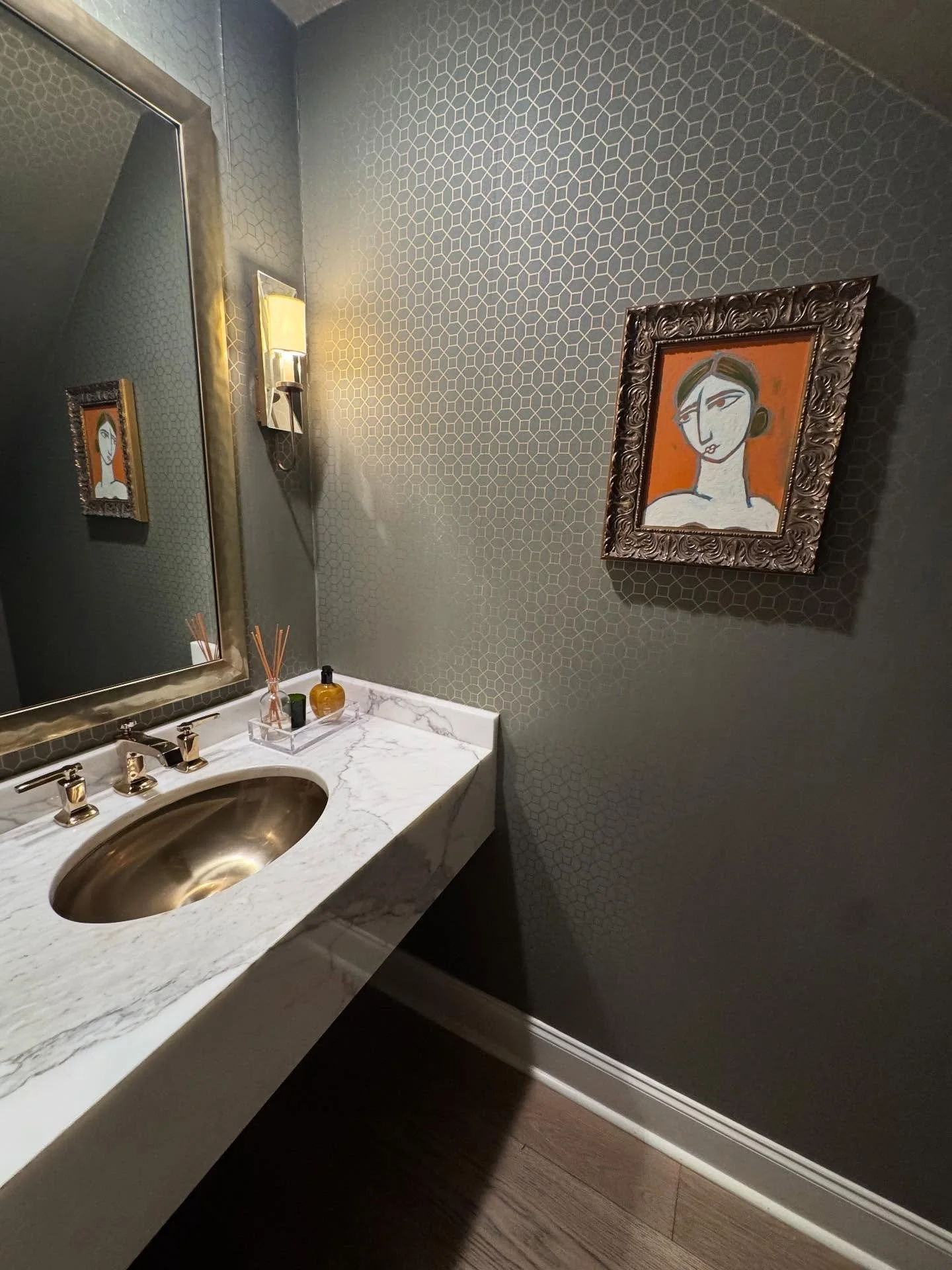 Check out this lucky lady from the Lines of Being series that’s found her spot in this collector’s beautiful powder bath. #artinthewild
#abstractpainter #coldwaxpainting #artsy #homedecor #homedesign #contemporaryart #abstractartwork #c