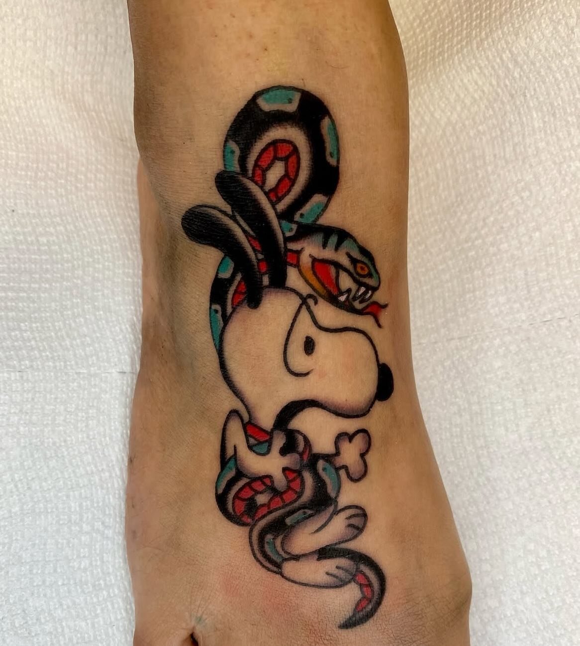 @kirk.tattoos does the slickest trad around and he can tattoo you this coming week! Send him a DM to get on his schedule 🍎 ✏️