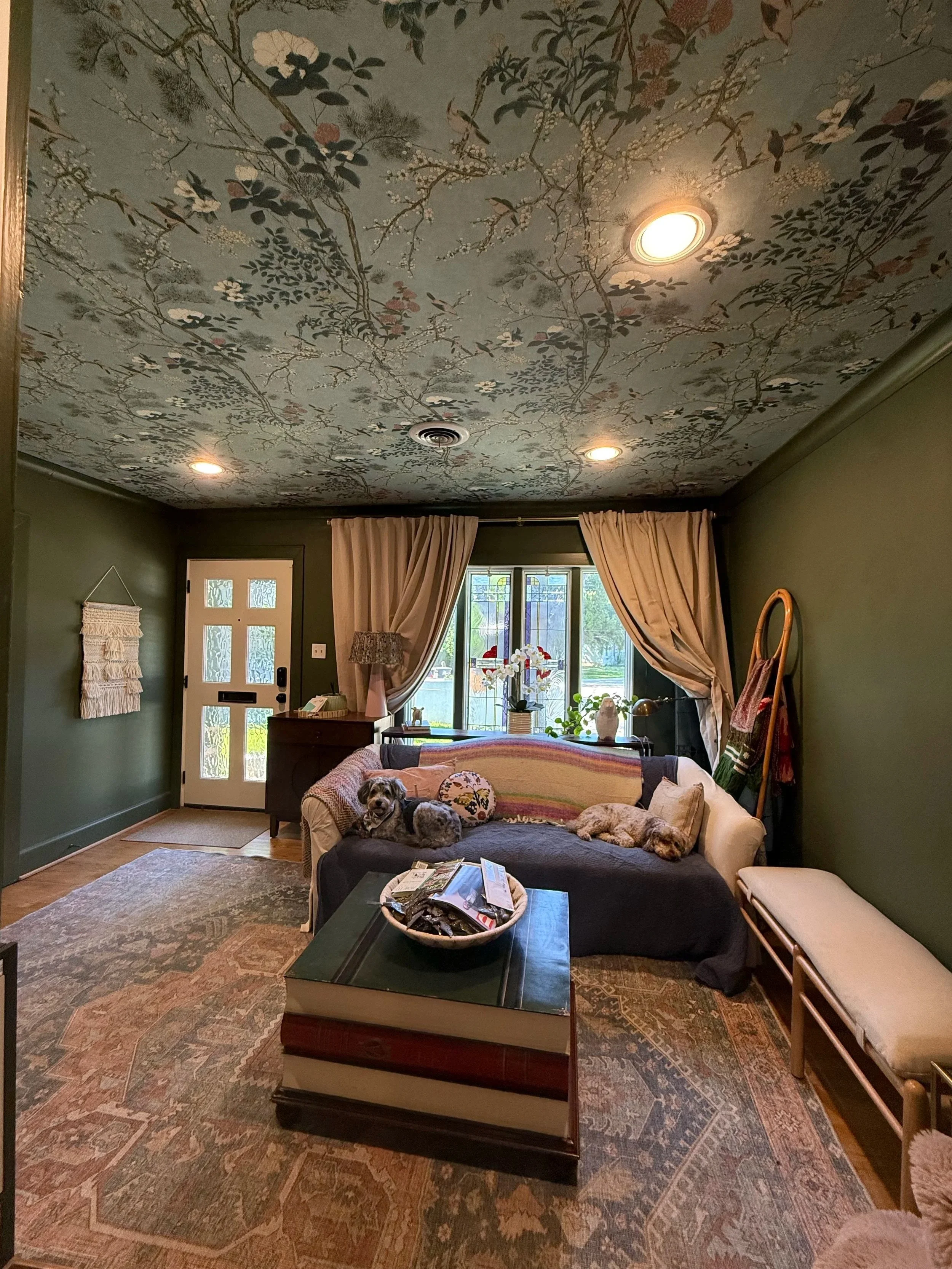 Wallpaper on the ceiling. Wallpaper and painting.
