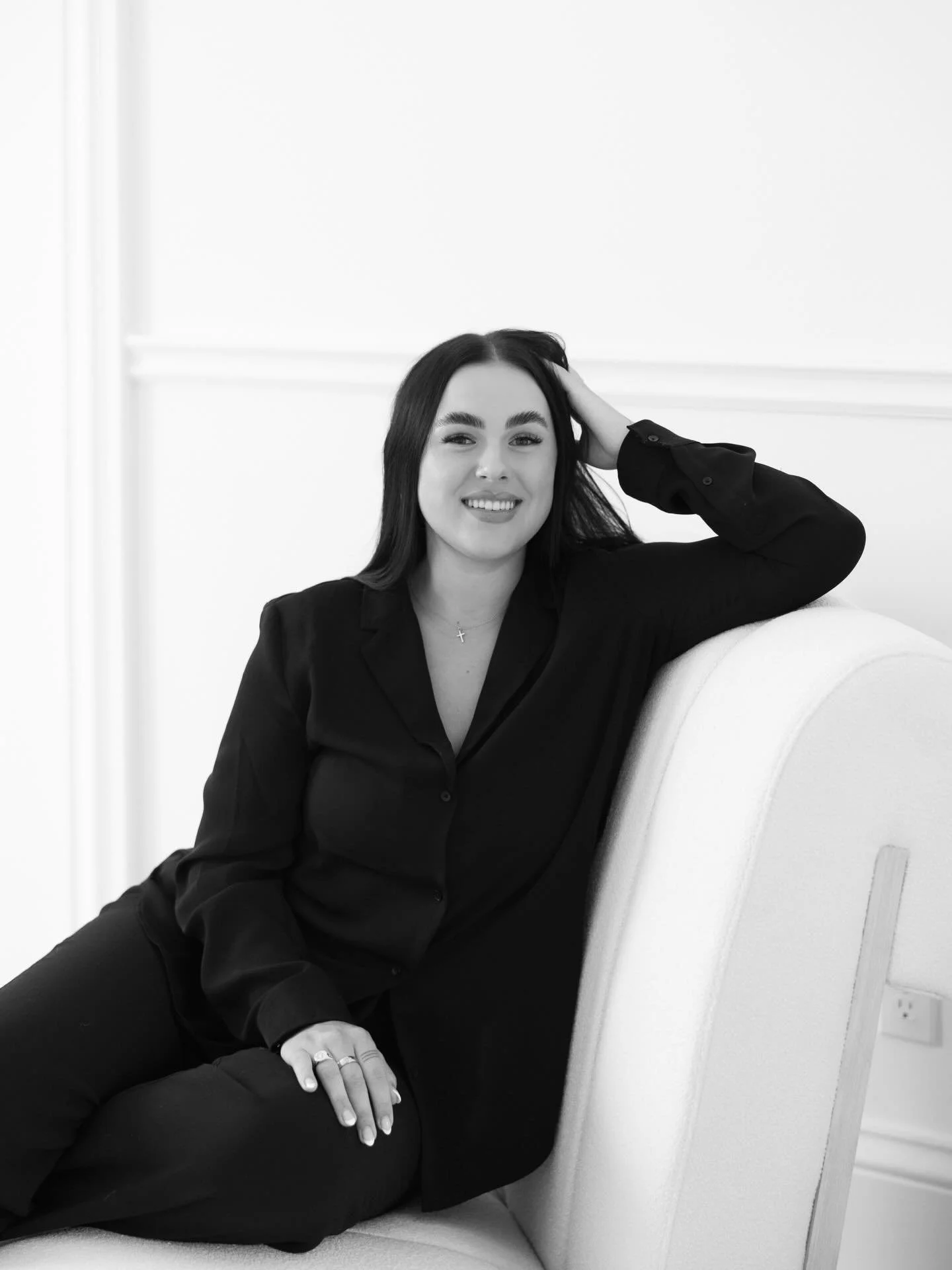 Accepting new clients for 2026! My books are open for the beginning of January and I would LOVE to meet with you. Also &mdash; big news may be coming&hellip; 🗞️ Swann&rsquo;s Self-Love Lounge may be opening an in-person location in Sarnia, Ontario! 