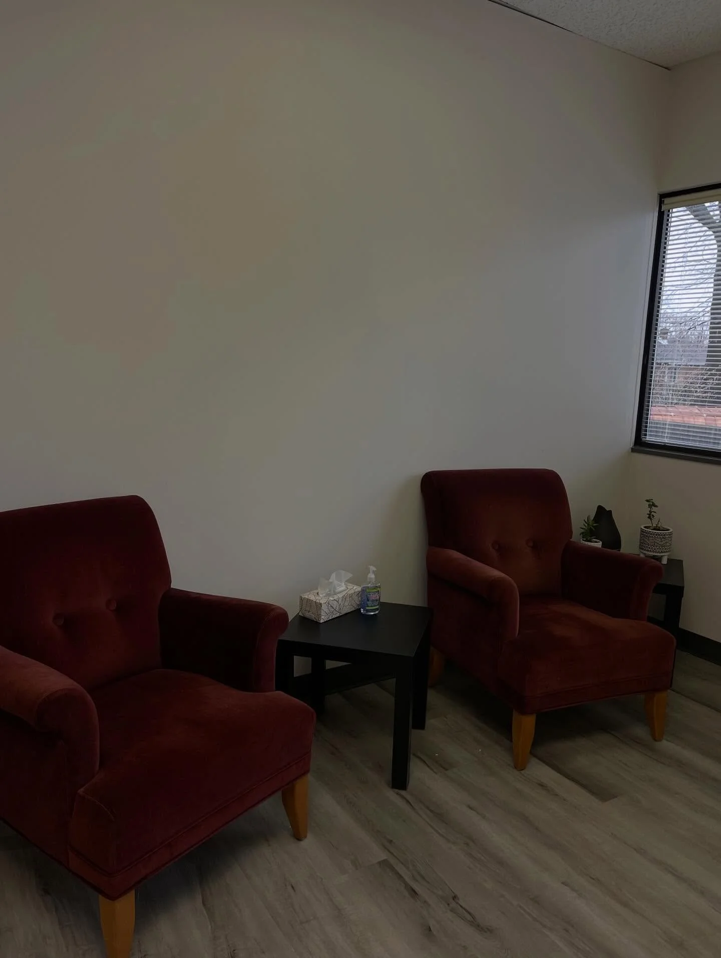 𝐖𝐞𝐥𝐜𝐨𝐦𝐞 𝐭𝐨 𝐦𝐲 𝐧𝐞𝐰 𝐨𝐟𝐟𝐢𝐜𝐞! 🛋️

I&rsquo;m officially set up at Alta Health &amp; Performance, right in the heart of Point Edward. 

📍 805 Christina St N
When you arrive, head straight on the main floor, turn right at the signs, an