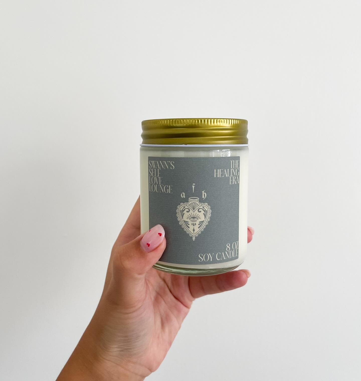 𝐈𝐧𝐭𝐫𝐨𝐝𝐮𝐜𝐢𝐧𝐠, &ldquo;𝐓𝐡𝐞 𝐇𝐞𝐚𝐥𝐢𝐧𝐠 𝐄𝐫𝐚&rdquo;
A signature Swann&rsquo;s Self-Love Lounge candle, carefully curated by Abigail Swann (Founder/CEO) and Astraea Fragrance Haus. 

This candle includes hibiscus petals, tiare flower, a