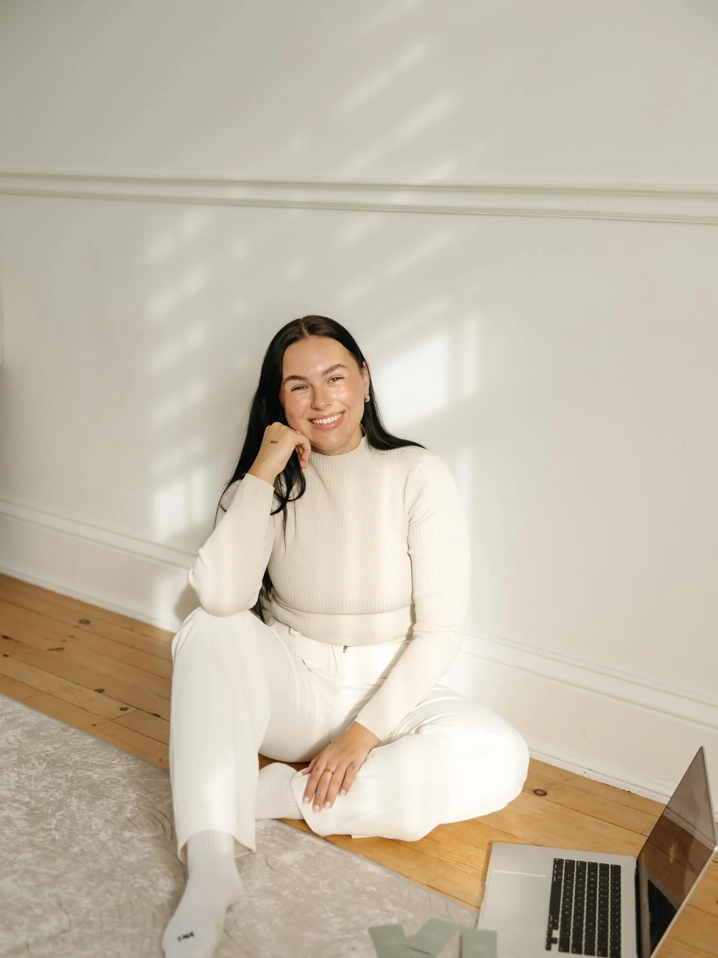 𝐘𝐞𝐬, 𝐈&rsquo;𝐦 𝐚 𝐧𝐮𝐫𝐬𝐞.
𝐘𝐞𝐬, 𝐈&rsquo;𝐦 𝐚 𝐩𝐬𝐲𝐜𝐡𝐨𝐭𝐡𝐞𝐫𝐚𝐩𝐢𝐬𝐭.
𝐁𝐮𝐭 𝐈&rsquo;𝐦 𝐚𝐥𝐬𝐨 𝐡𝐮𝐦𝐚𝐧.

I have my own hard days, my own struggles, my own moments where I&rsquo;m figuring it out too.

Every session, I hold s