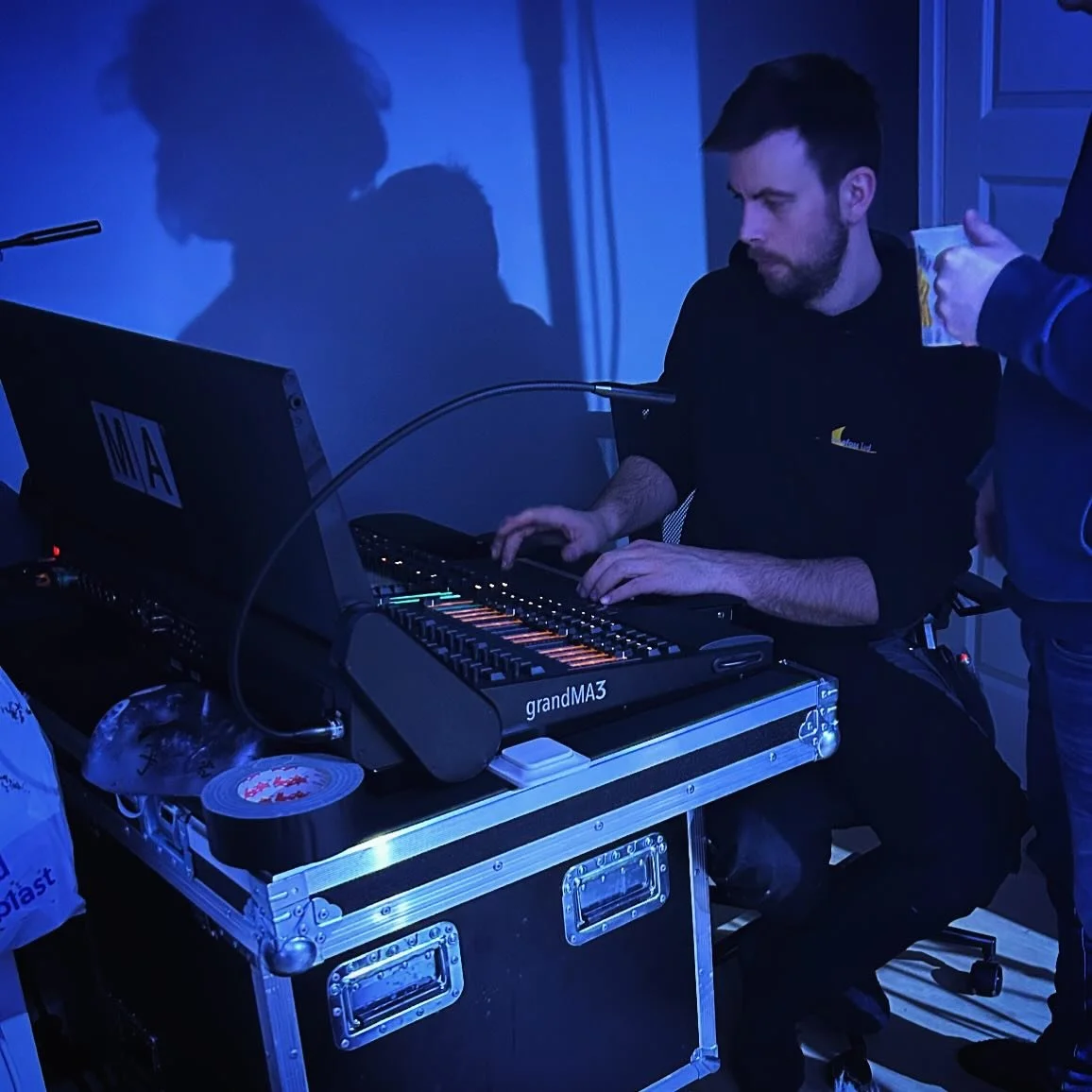 Let us formally introduce you to the grand wizard of lights himself, Johan Kj&oslash;rstad! 🪄 In addition to providing tasty tasty lights for the #Lunaticvideo and tons of local live events with @honefosslyd , he also designed the amazing art for @d
