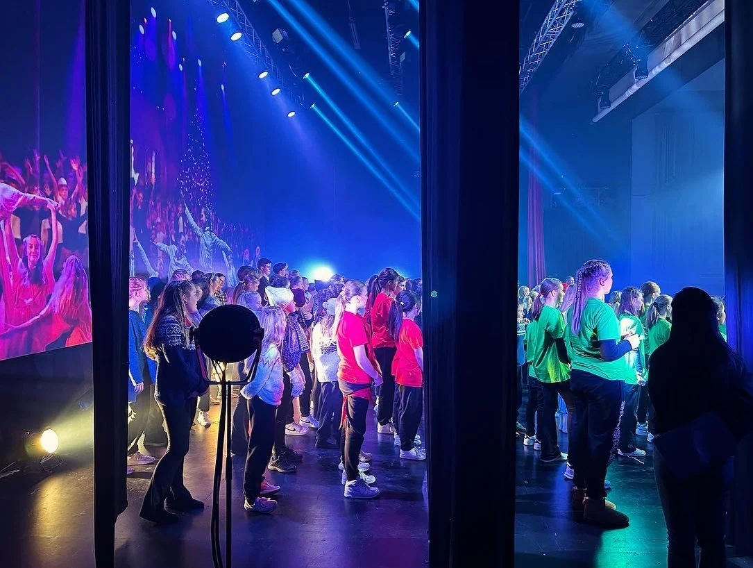 After a looong week at @alleskulturhus, #Showskolen&rsquo;s 800 (ish) students and their teachers can finally have a well deserved rest! 👏🏼👏🏼👏🏼 Their shows really keep getting better every time, It&rsquo;s been a blast as always @showskolen ! ?