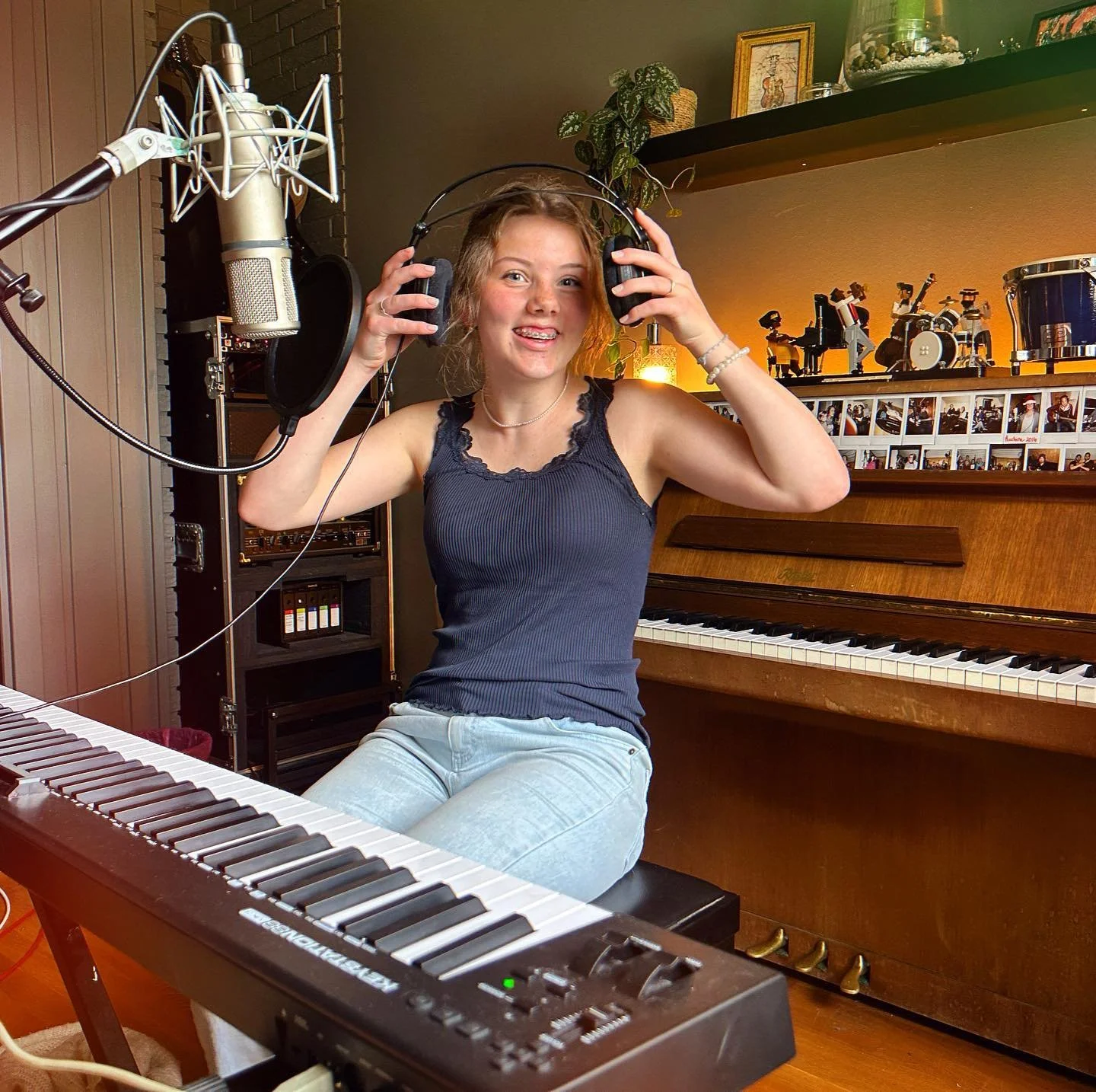 Vilma has been learning piano at Gamlehuset since 2015, and is now working on her first song in the studio 🎶  #musicstudio #songwriting #musicproduction #youngtalent @vilma_fh