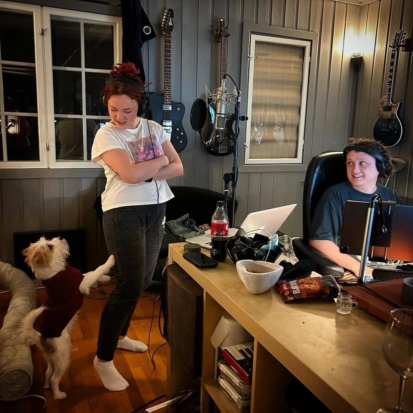 Dewey the studio dog is overseeing the recording of Aulona&rsquo;s new track and it is 🔥 @lona.sniqi