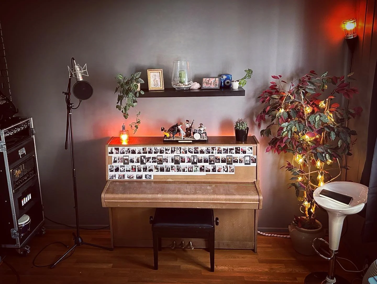 After a few days of hard labour the studio is looking mighty fine - and we finally found a place for all the #Polaroid pictures we&rsquo;ve taken since Gamlehuset&rsquo;s humble beginning in Jevnaker in 2015! 🥳 #musicstudio #upgrade #piano
