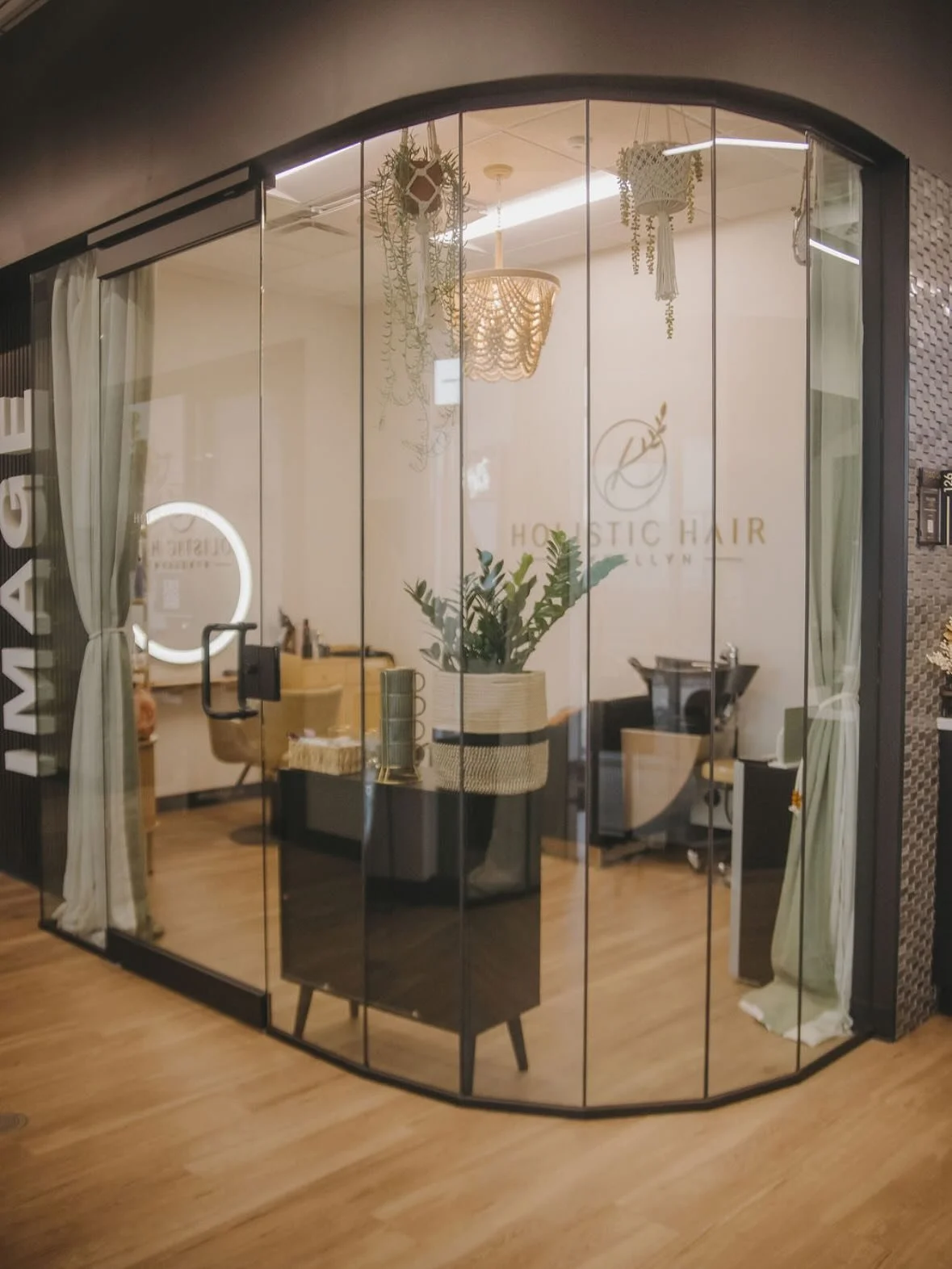 Nothing like a deadline to motivate a girl 😂✨

Submitting more photos of my space for the Image Studios Design Awards because she&rsquo;s cute, she&rsquo;s cozy, she smells like essential oils instead of harsh chemicals, and she&rsquo;s where the re