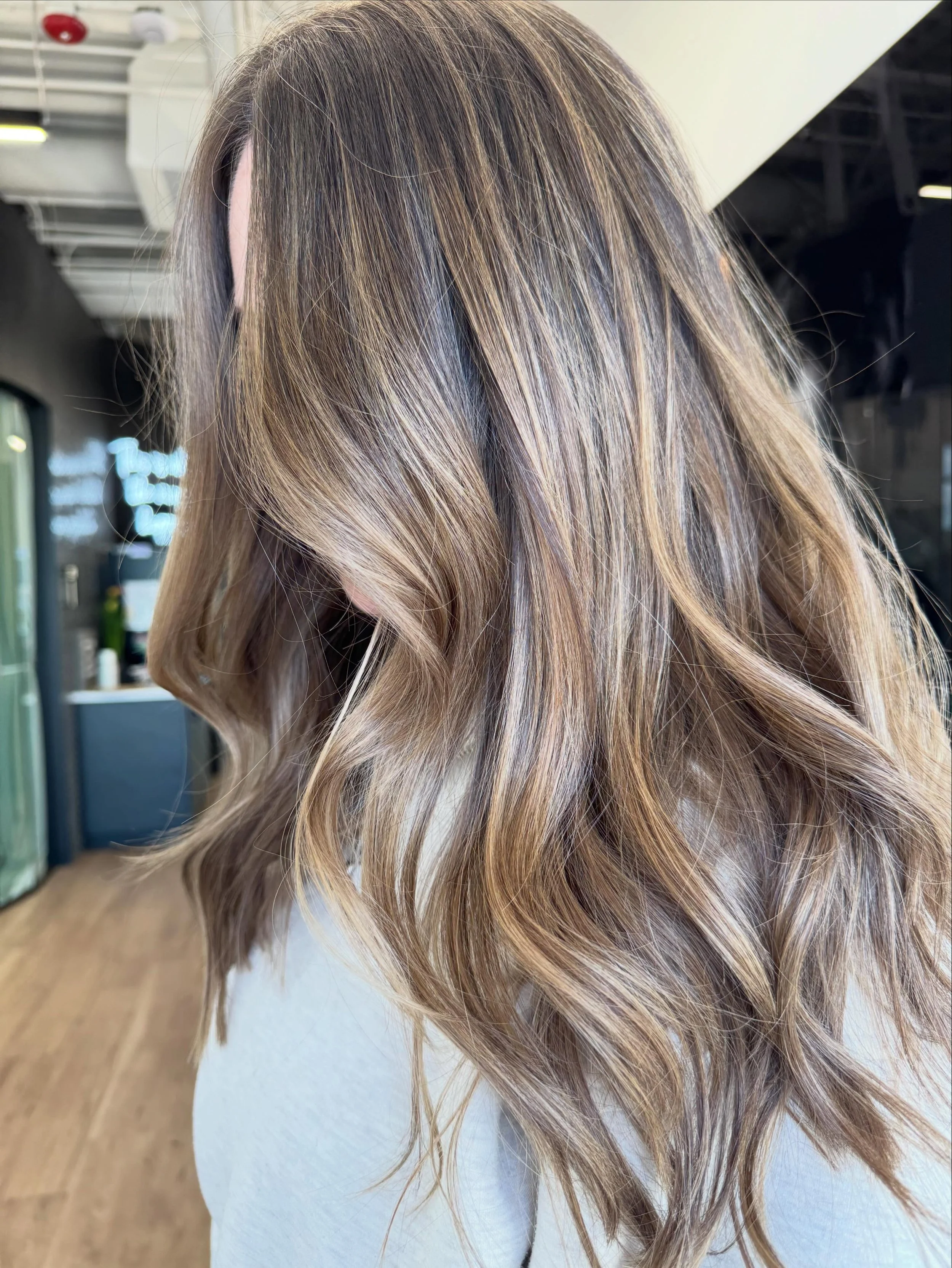 Some transformations aren&rsquo;t about going blonder 👏🏼

They&rsquo;re about making the color finally make sense.

When she came in, her hair felt streaky with a strong contrast between old highlights and her natural root. Her goal? Softer, richer