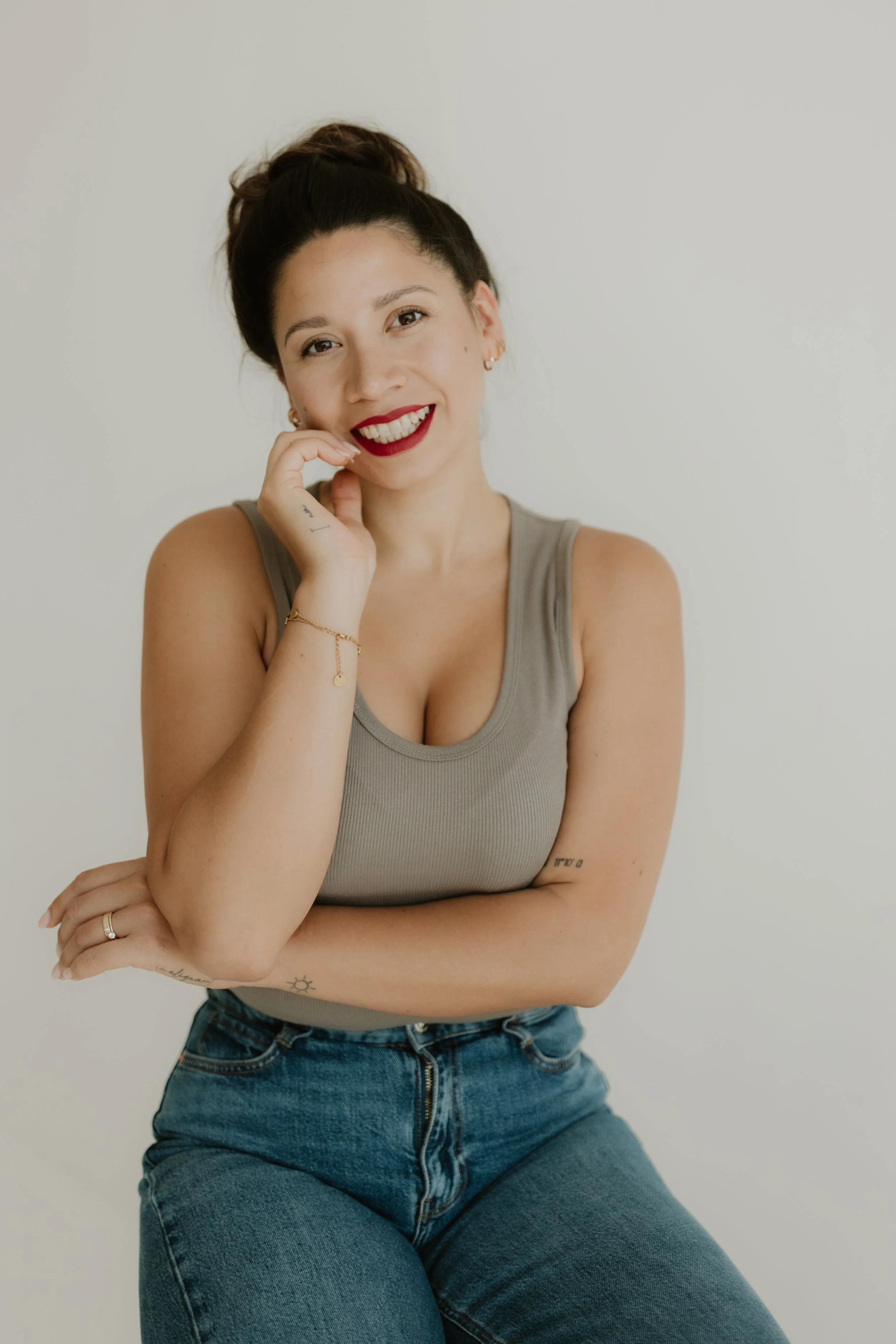 Frau Human Design Coach Einstieg Portrait Basic Outfit Human Design für Einsteiger authentisches Leben Human Design