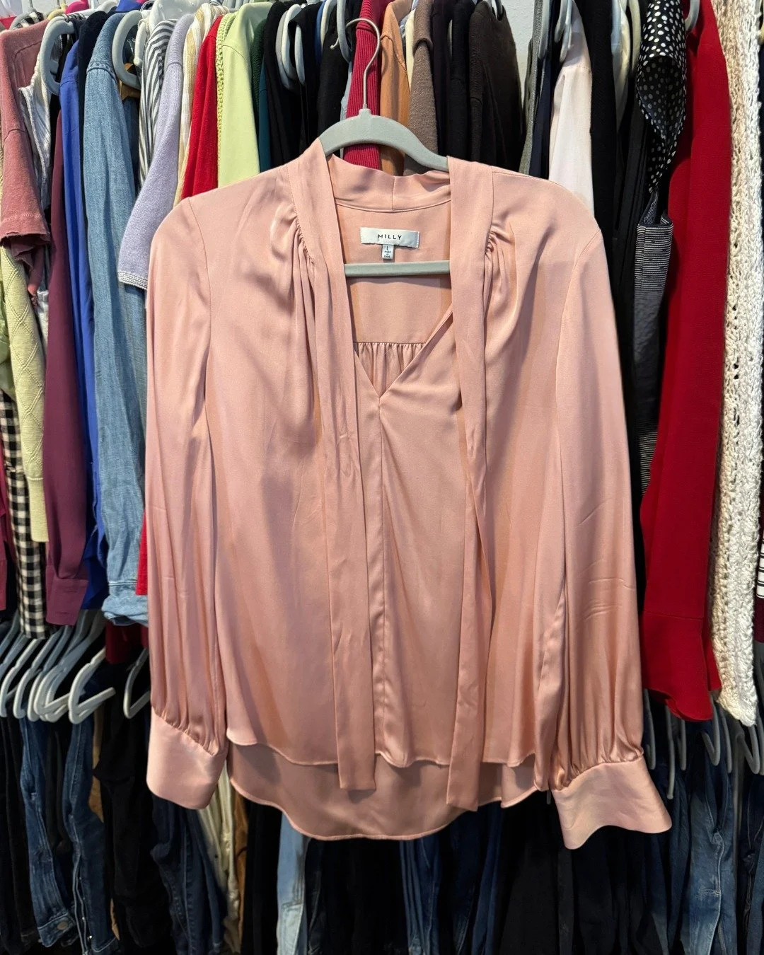 The color, the drape, the silhouette&hellip; obsessed.
Fresh in our inventory, Milly Size L. Curated for the girls who love a soft, elevated moment. 🤍