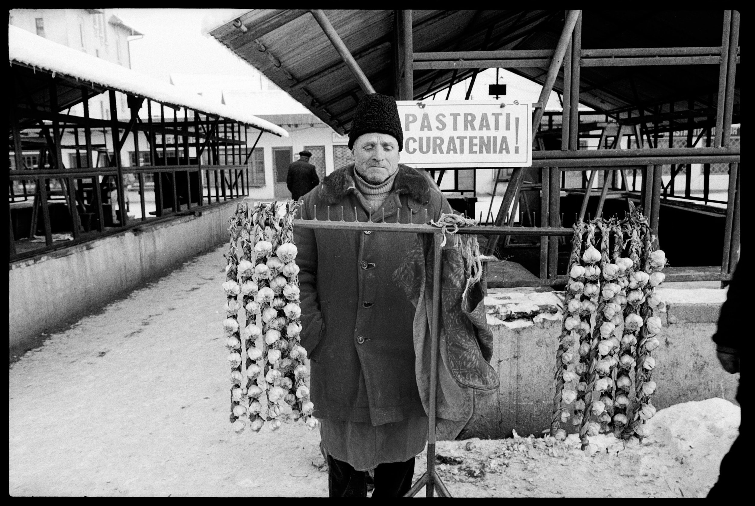 romania garlic seller.jpg