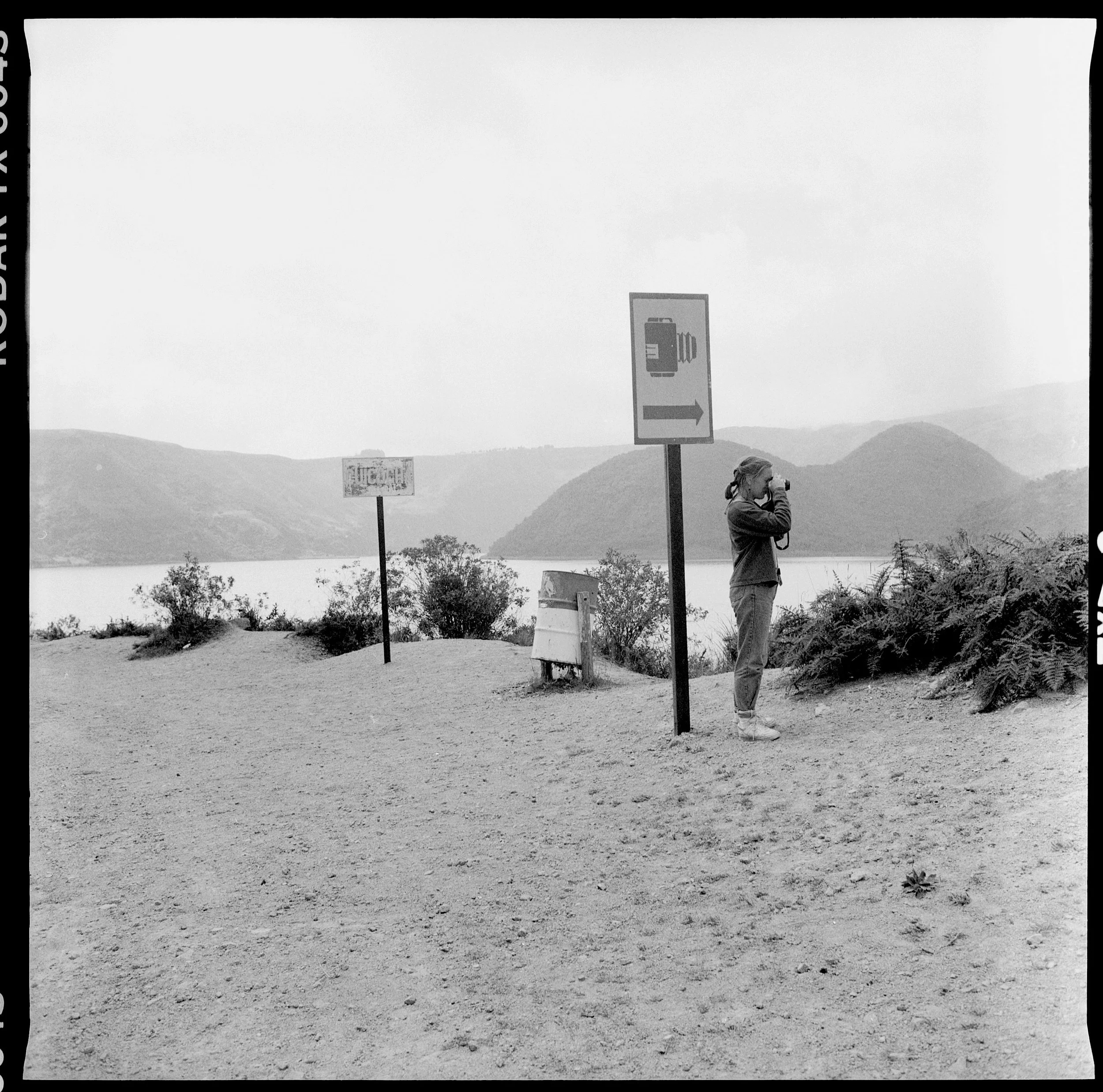 lynn by camera sign equador.jpg