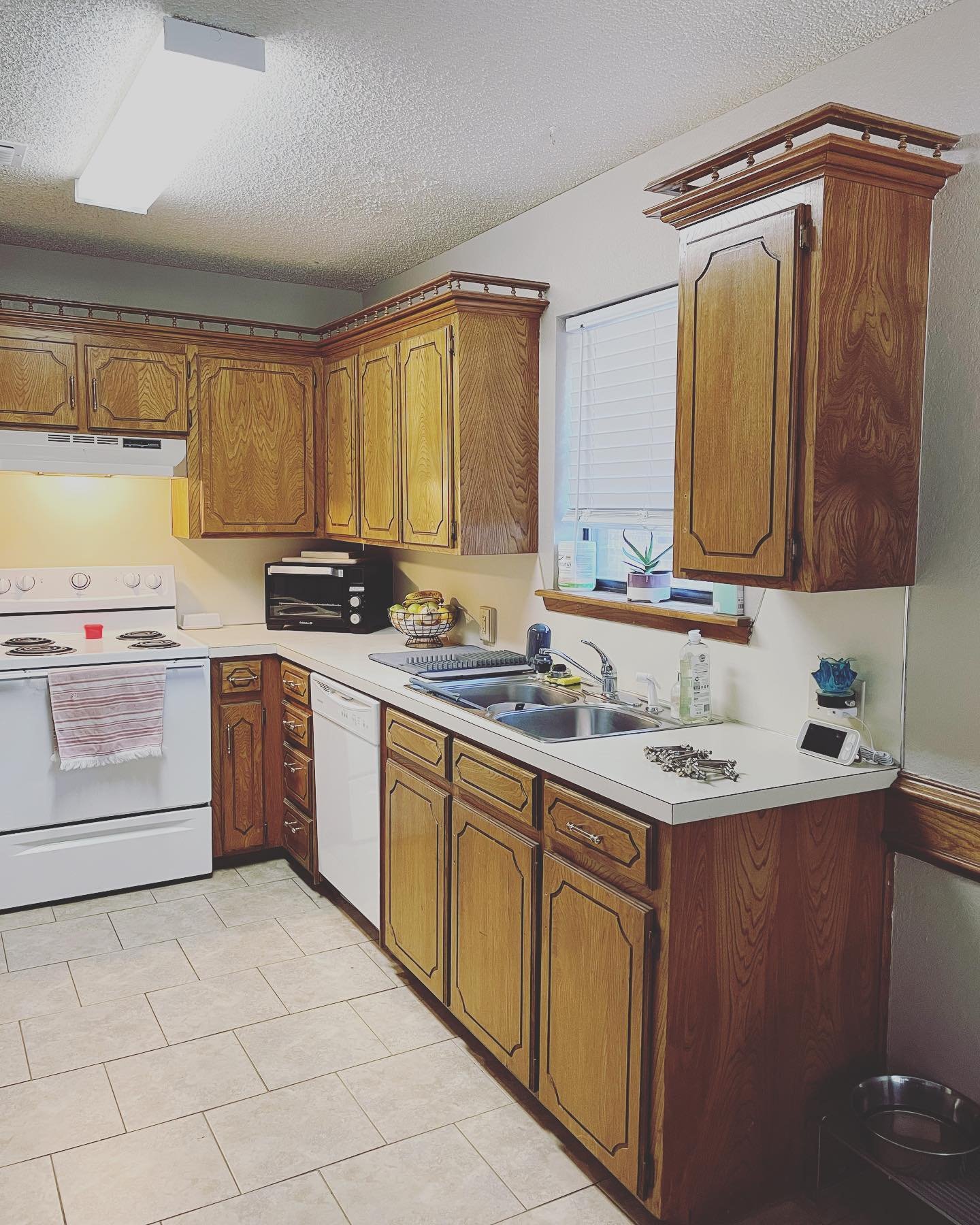 Finally had the time to spruce up our own home a little bit. Here&rsquo;s before and after of our kitchen. It&rsquo;s so much brighter and makes us happy every time we walk in. Now time for a new stove and dishwasher. 

#diy #sherwinwilliams #greekvi