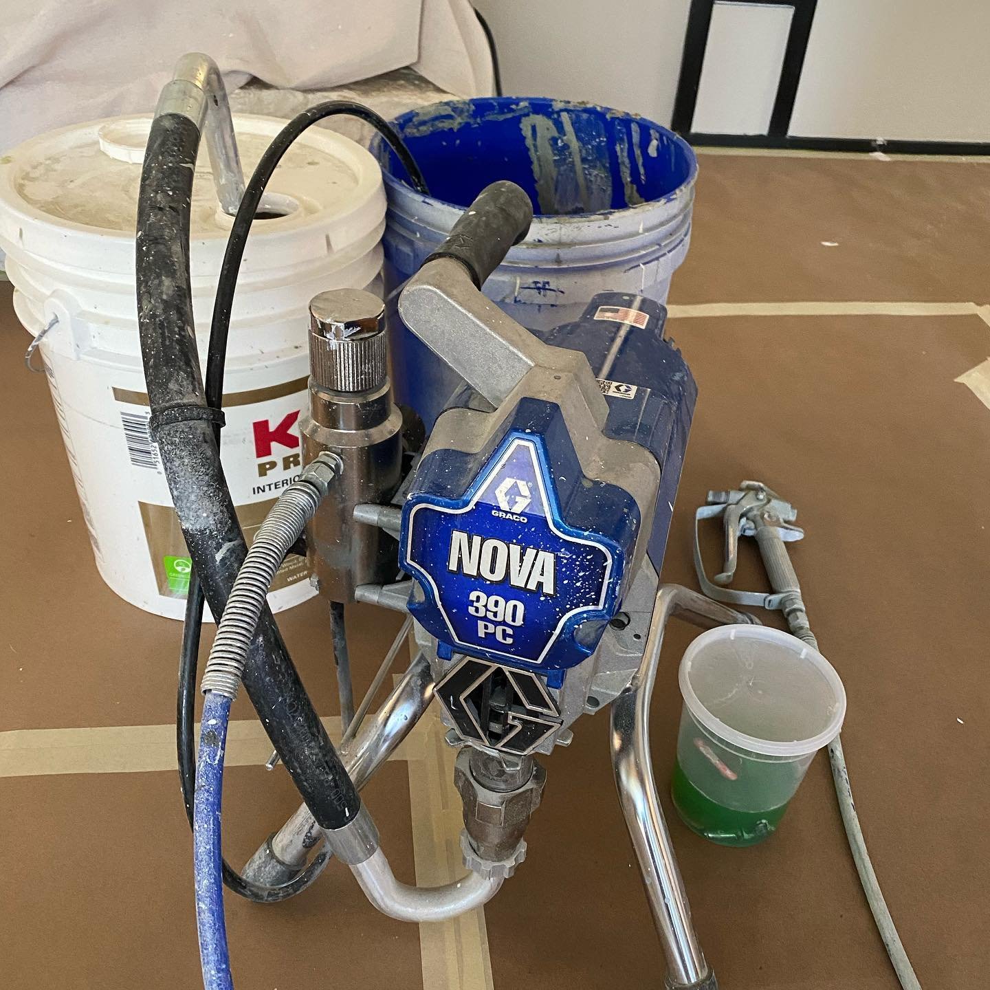 It&rsquo;s a great day to paint 🎉🎉 Graco Nova 390 PC.
Today we are priming the trim throughout the house. Doors, base, crown, and windows are previously painted with a latex paint😁 I&rsquo;m priming with a latex primer as a base coat before applyi