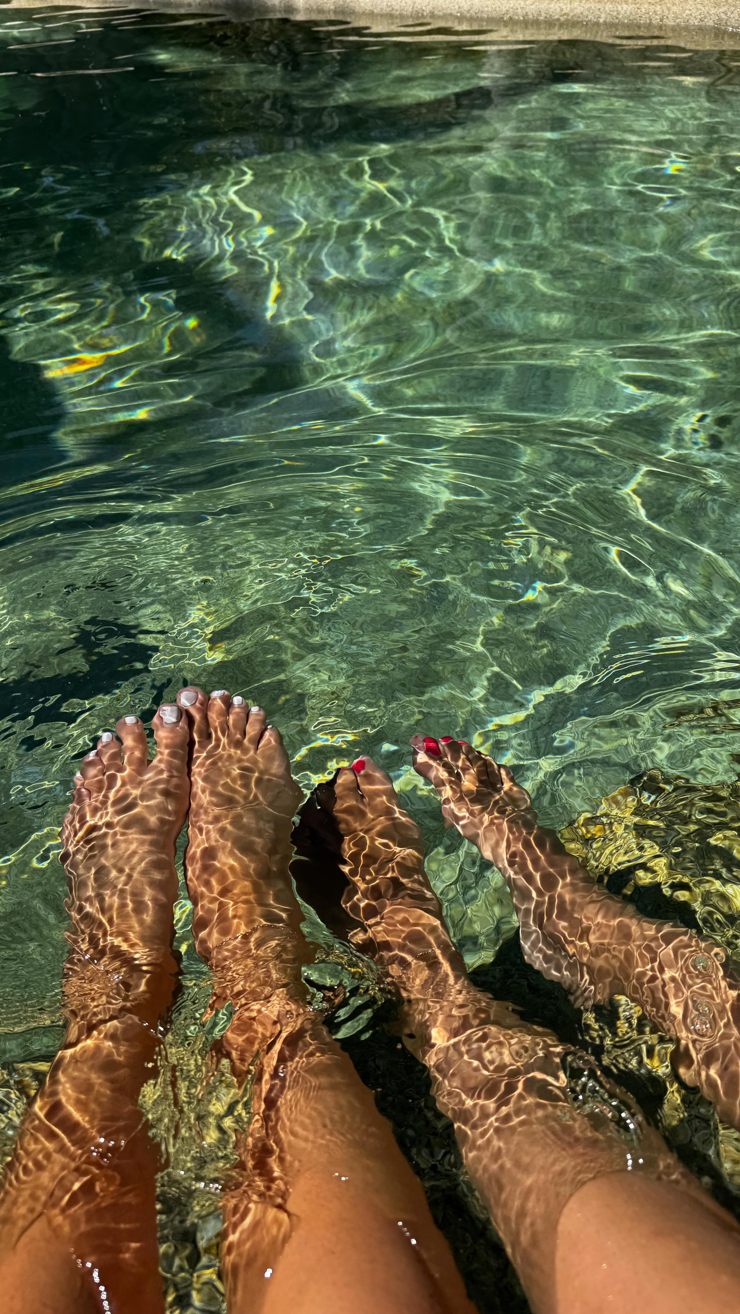 Matching with my bestie✨waterproof tarnish proof forever kind of love #foreverbalmy #mooloolaba #sunshinecoast #permanentjewellery #foreverbracelet #footpics 😂