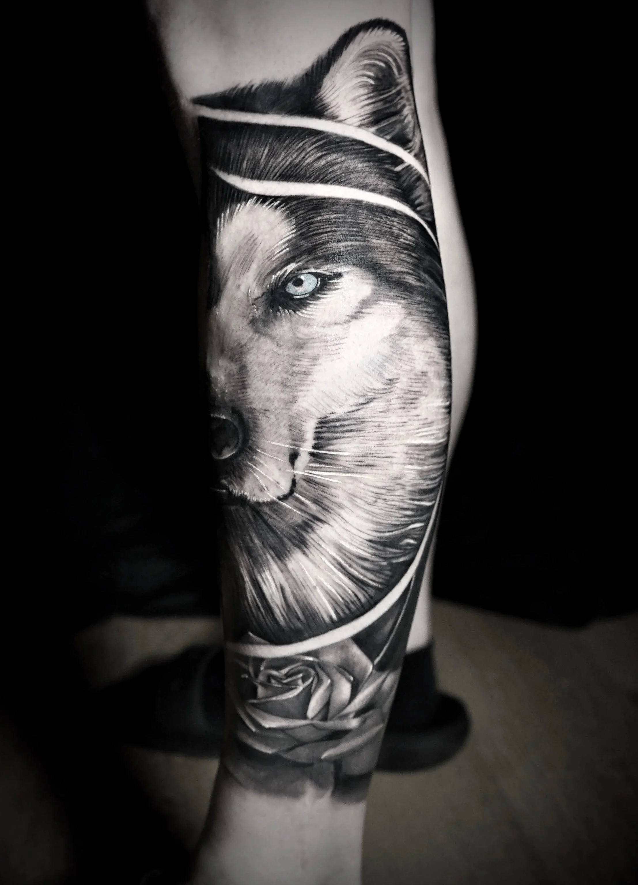 Wolf Black and Grey Realism Leg Piece 