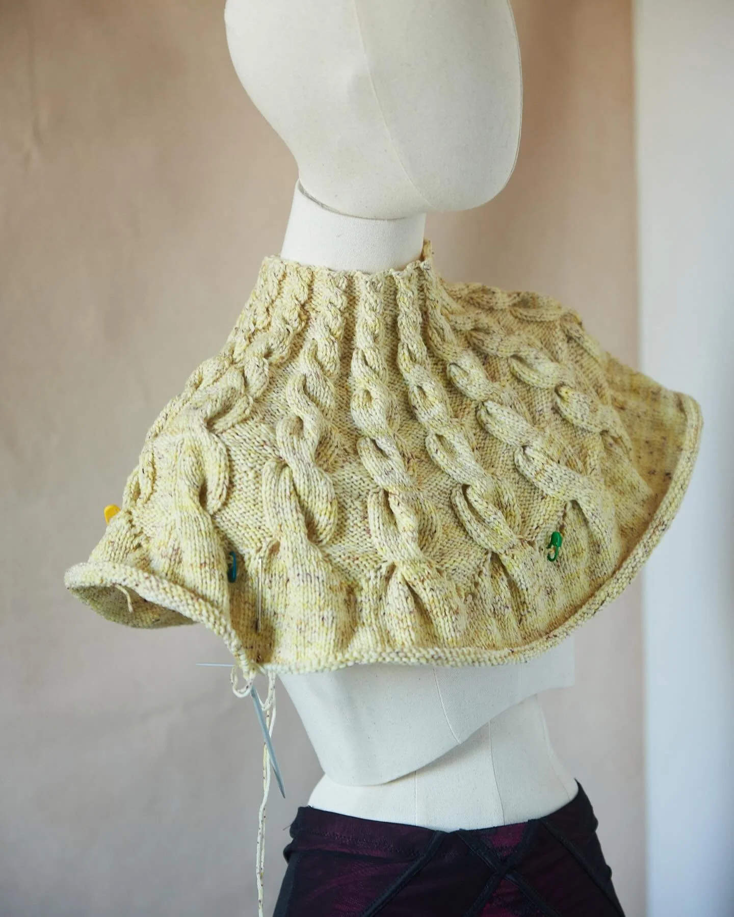 Something beautiful is taking shape&hellip; 🧶
Here&rsquo;s a first look at my newest project: a hand-knit sweater in progress, modeled on the mannequin.
Crafted from 100% merino wool in a soft yellow speckled yarn, this piece features elegant cablew