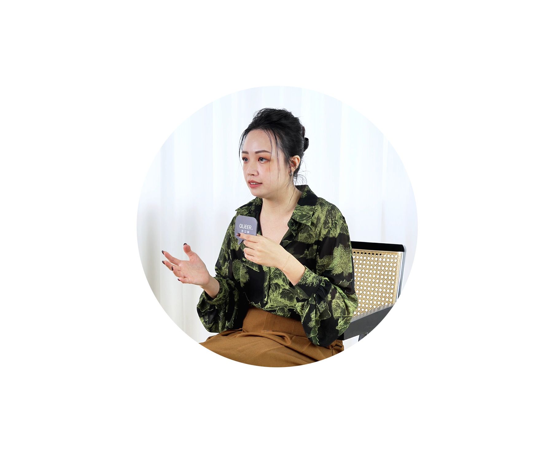 星星美學老闆星慈受訪照片，手持客立樂QLiEER品牌麥克風牌