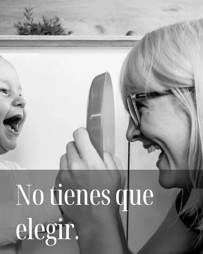 No tienes que elegir entre retratos bonitos y vida real.

Primero hacemos esas fotos que quieres guardar.
Y despu&eacute;s, todo lo dem&aacute;s:
la risa, el caos bonito, la ternura, lo que pasa cuando ya nadie est&aacute; pendiente de la c&aacute;ma