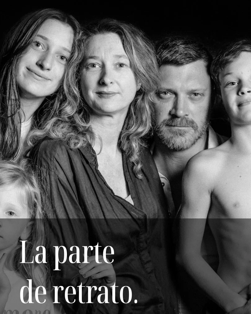 No tienes que elegir entre retratos bonitos y vida real.

Primero hacemos esas fotos que quieres guardar.
Y despu&eacute;s, todo lo dem&aacute;s:
la risa, el caos bonito, la ternura, lo que pasa cuando ya nadie est&aacute; pendiente de la c&aacute;ma
