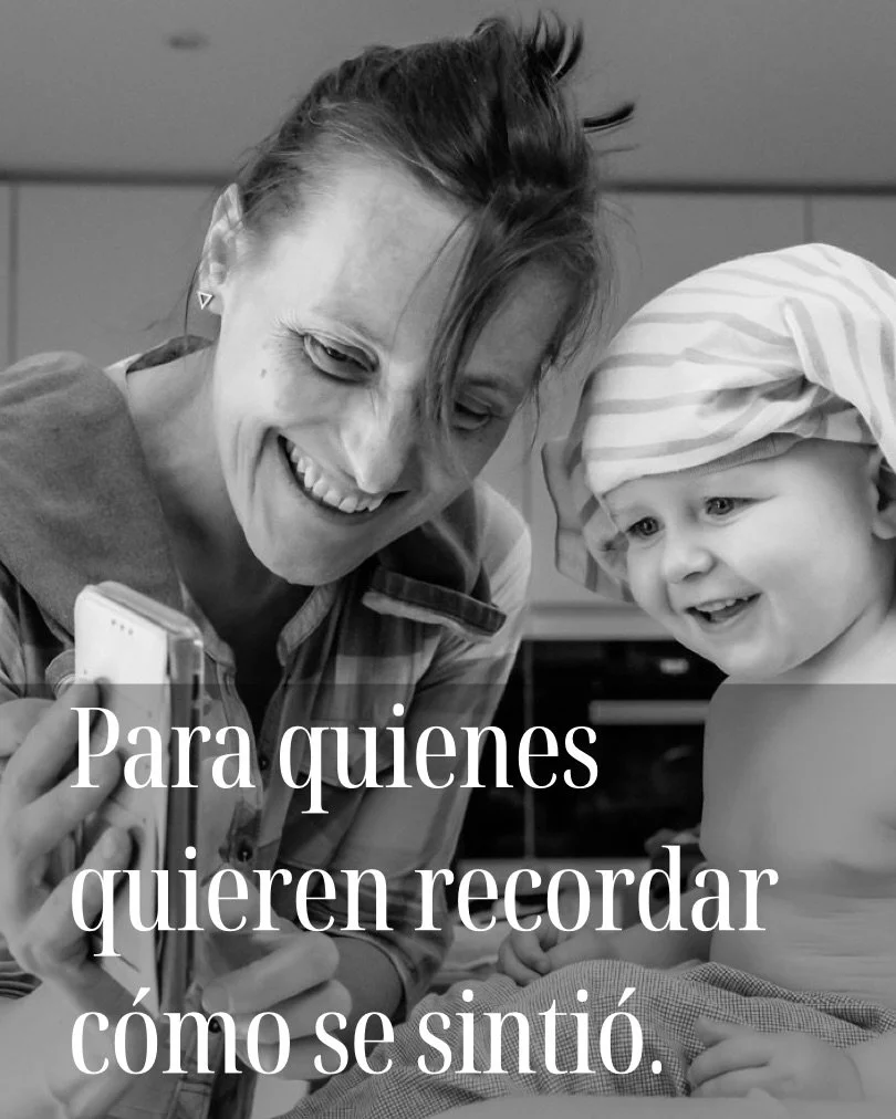 No todas las familias buscan solo una foto bonita.

Algunas quieren recordar c&oacute;mo se sinti&oacute; esta etapa:
los d&iacute;as normales,
la casa como era,
la forma en la que ahora se buscan,
se abrazan,
se r&iacute;en,
se cansan,
se acompa&nti