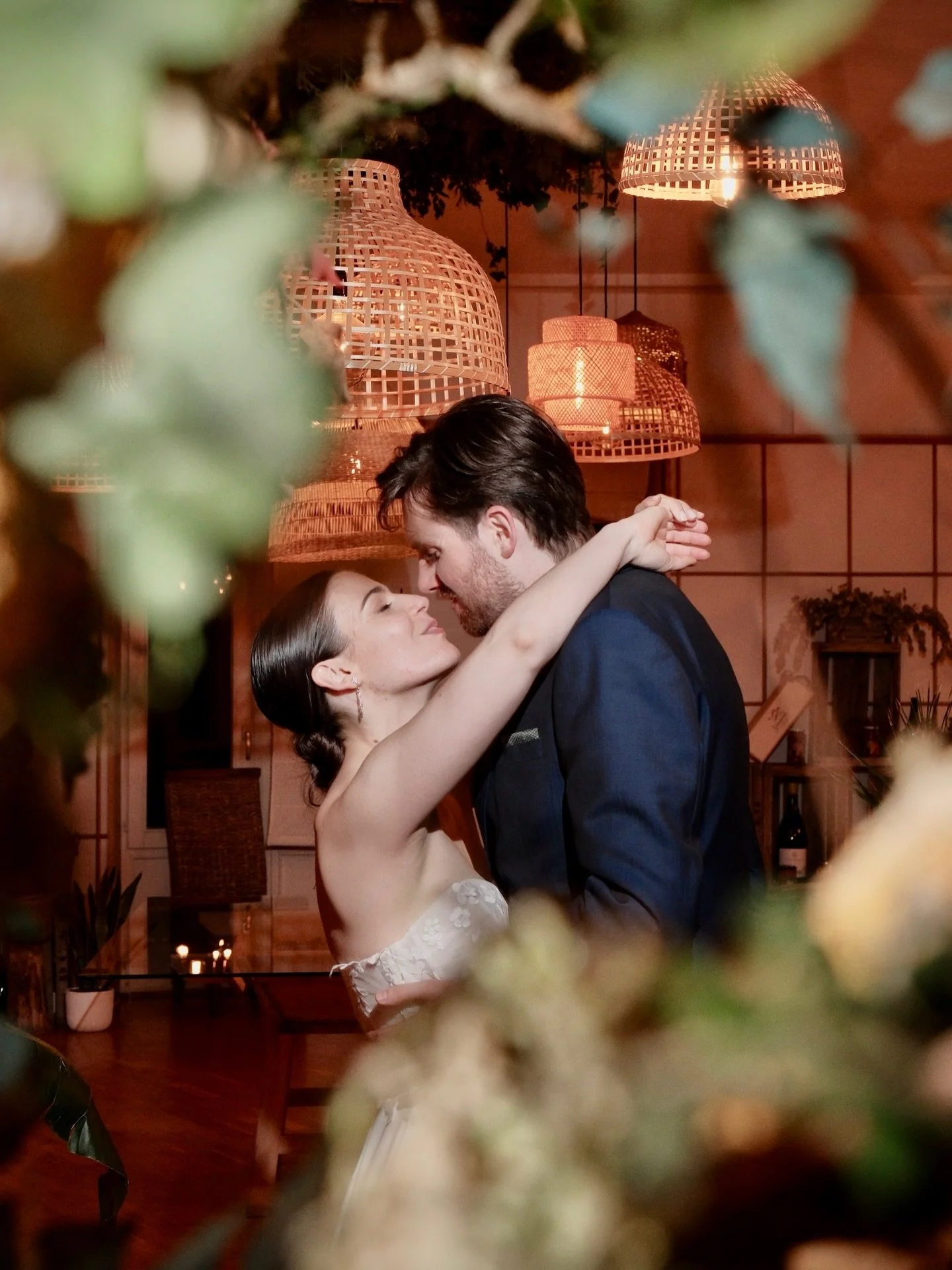Hay bodas que no se cuentan solo en im&aacute;genes.
Se sienten en la garganta, en las manos apretadas, en las miradas de familia, en esos votos que hacen llorar hasta al equipo detr&aacute;s de la c&aacute;mara.

La boda de Raquel y &Aacute;lvaro fu
