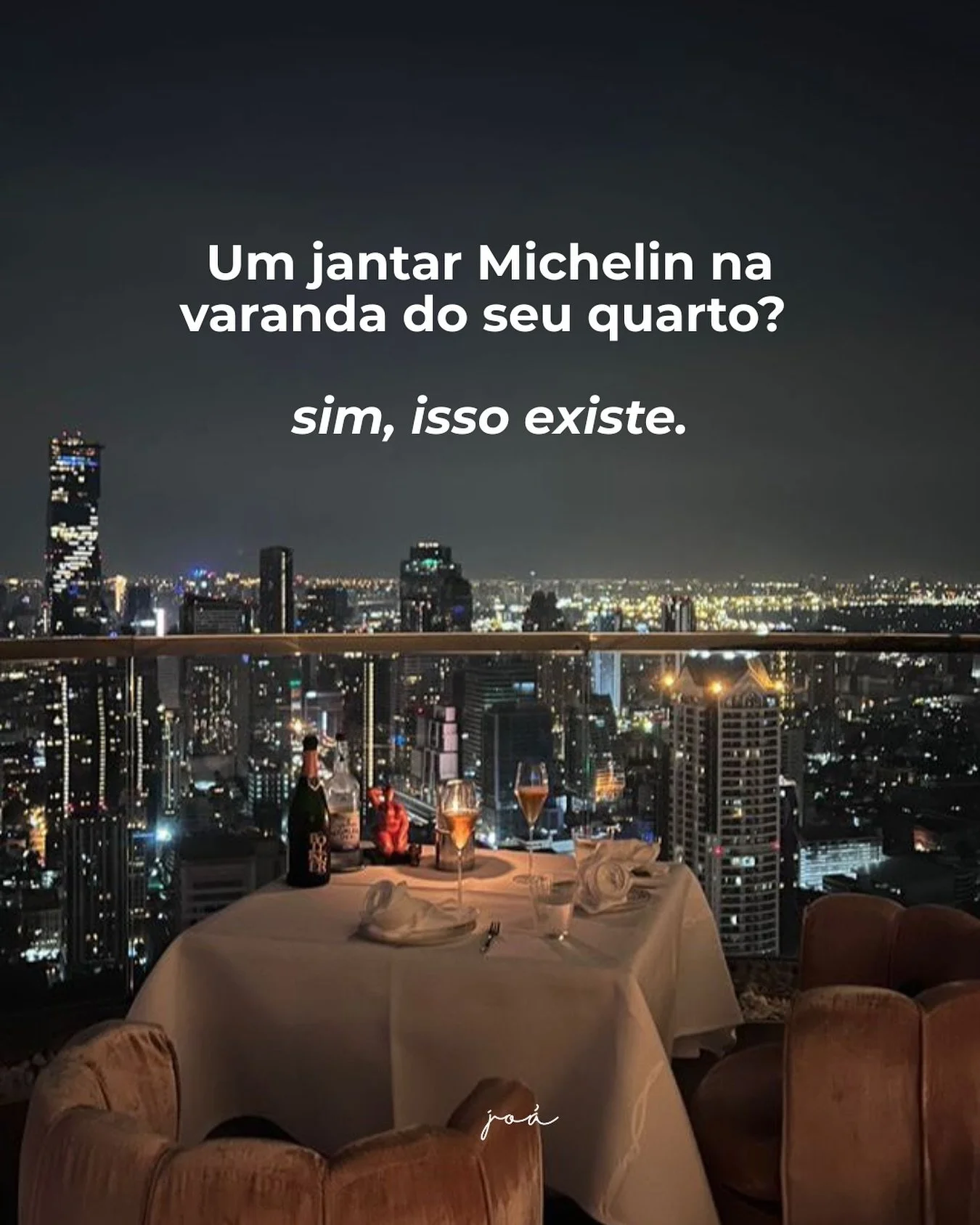 Imagine abrir a porta do seu quarto e encontrar, na varanda, uma mesa posta com toda a sofistica&ccedil;&atilde;o de um restaurante estrelado Michelin. 

A cidade iluminada como pano de fundo, ta&ccedil;as tilintando e pratos preparados por chefs que