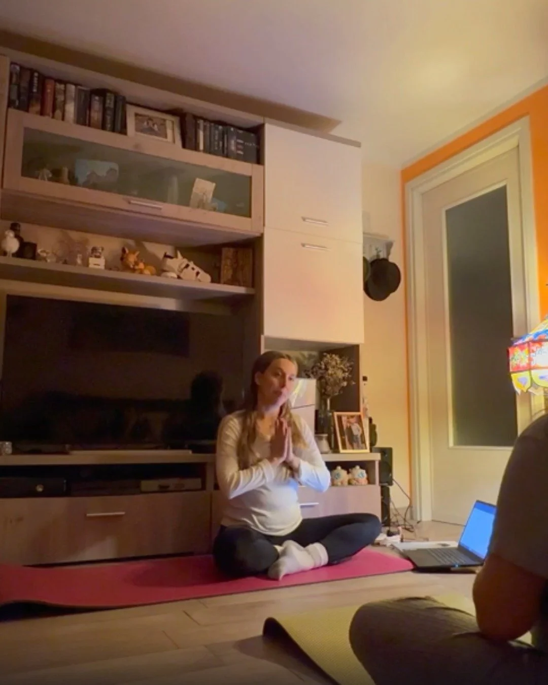 Yoga in gravidanza: il corpo come porta d’accesso al potere femminile