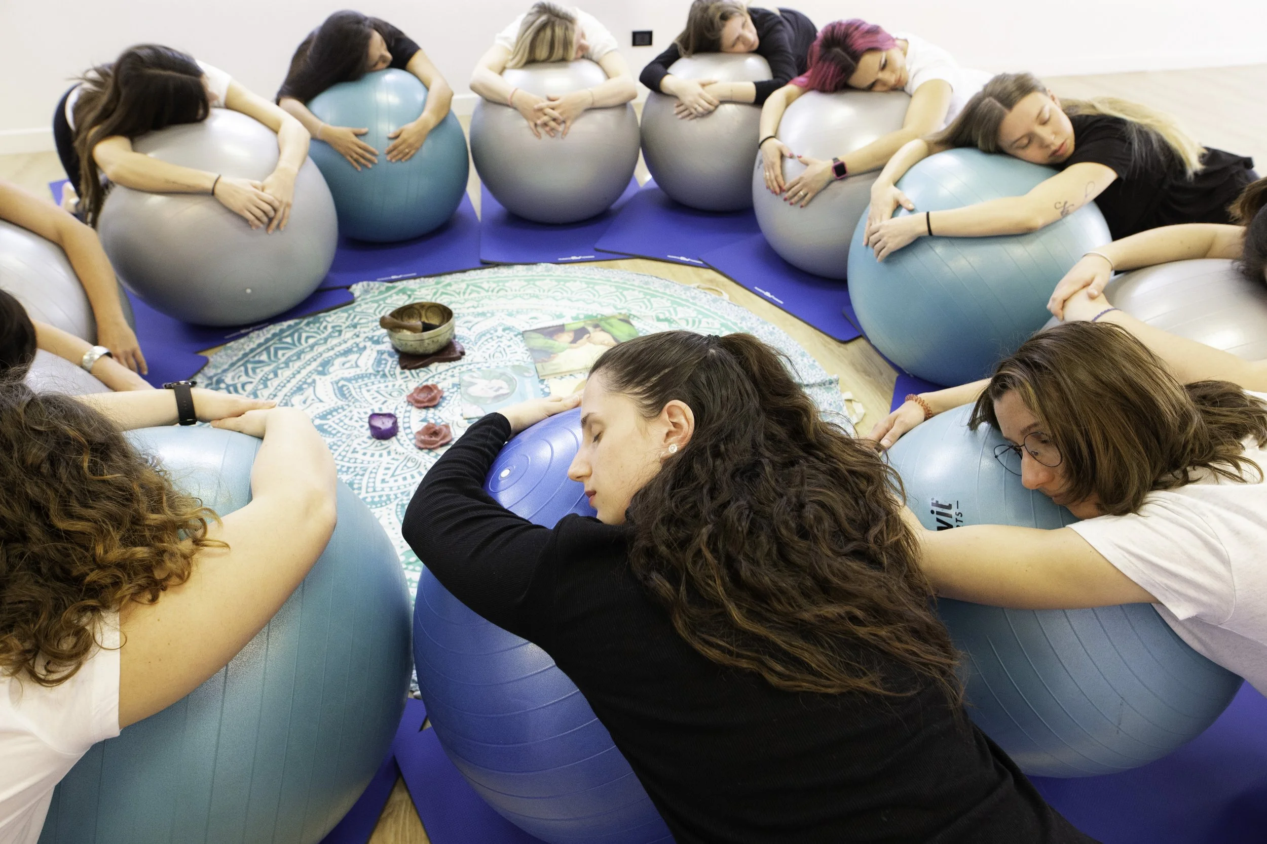 Musica, voce materna e yoga in gravidanza: come il bambino ascolta già nel grembo