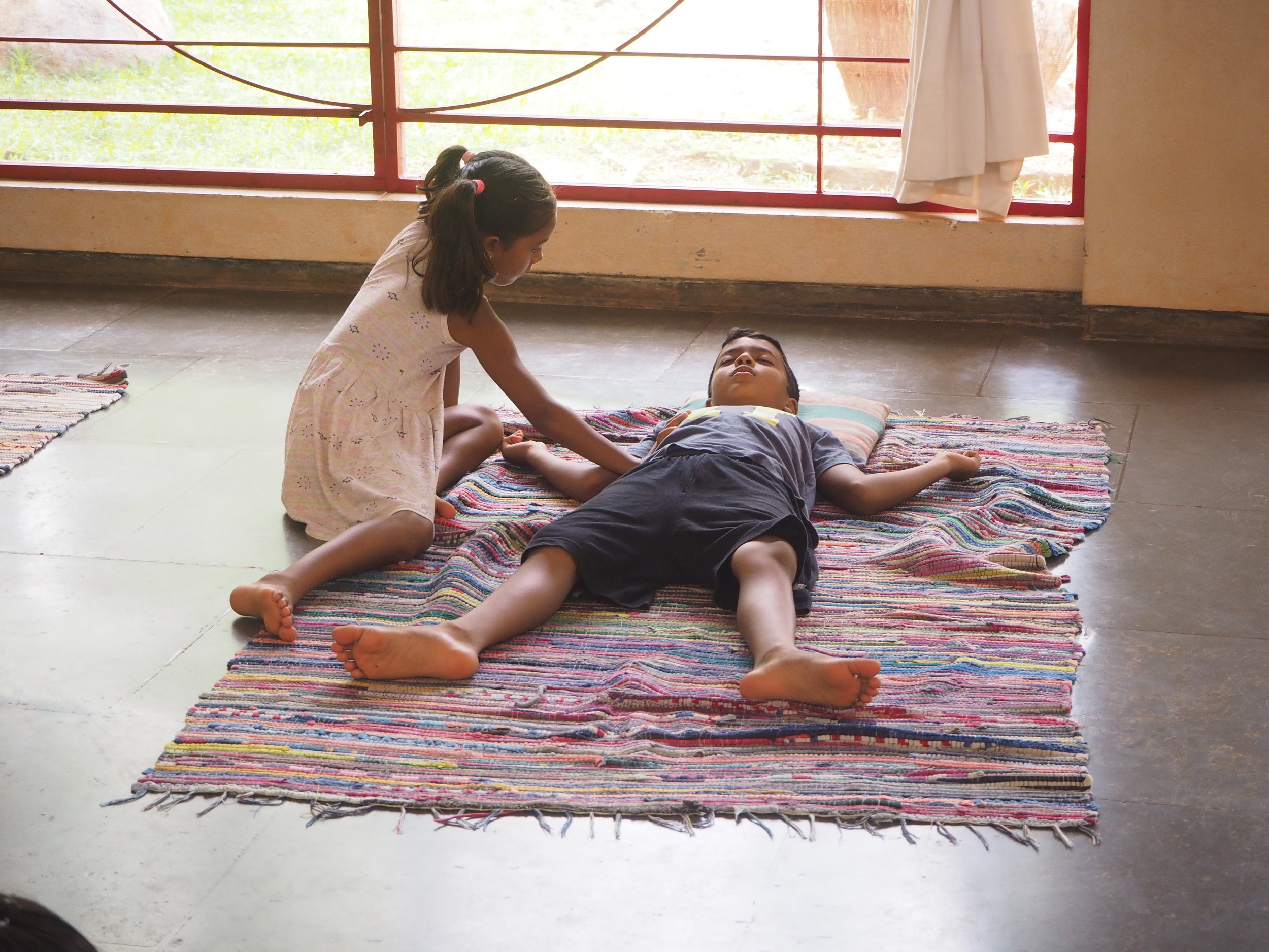 Esperienza di ascolto corporeo, relazione e consapevolezza nello yoga per bambini