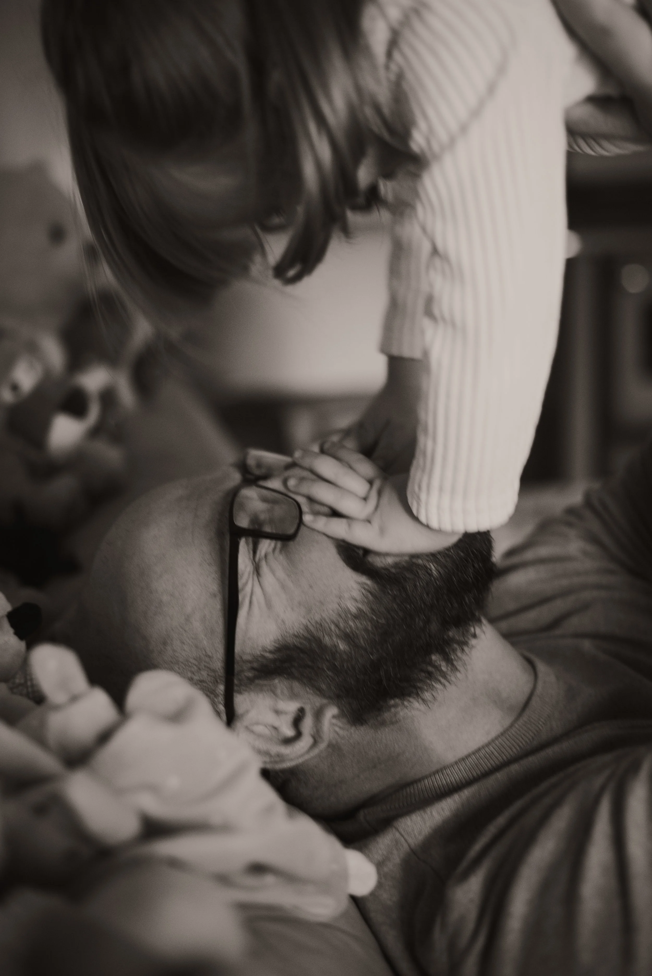 bimba e papà che giocano